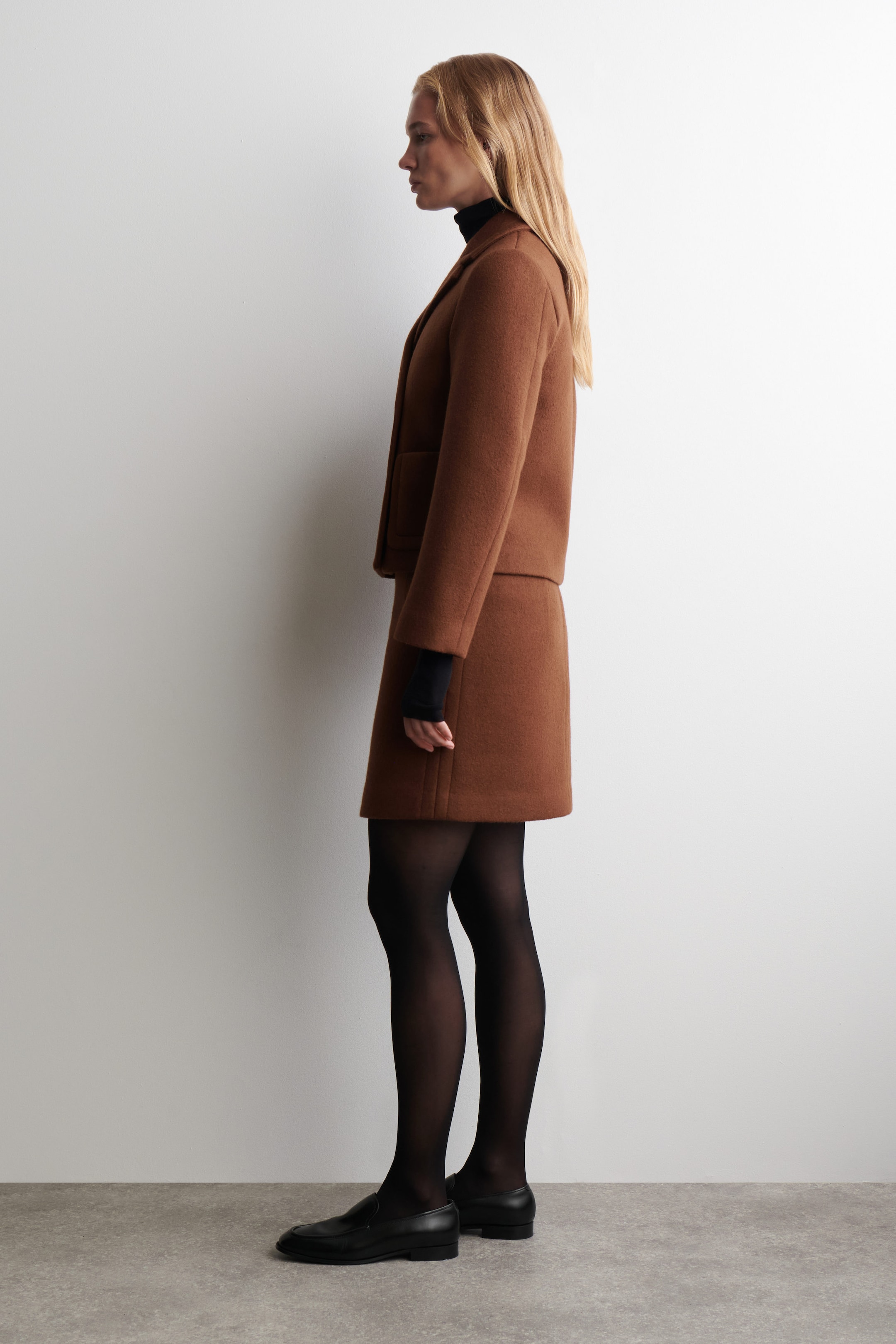 BLAZER DE LANA CROPPED CON BOTONADURA CRUZADA