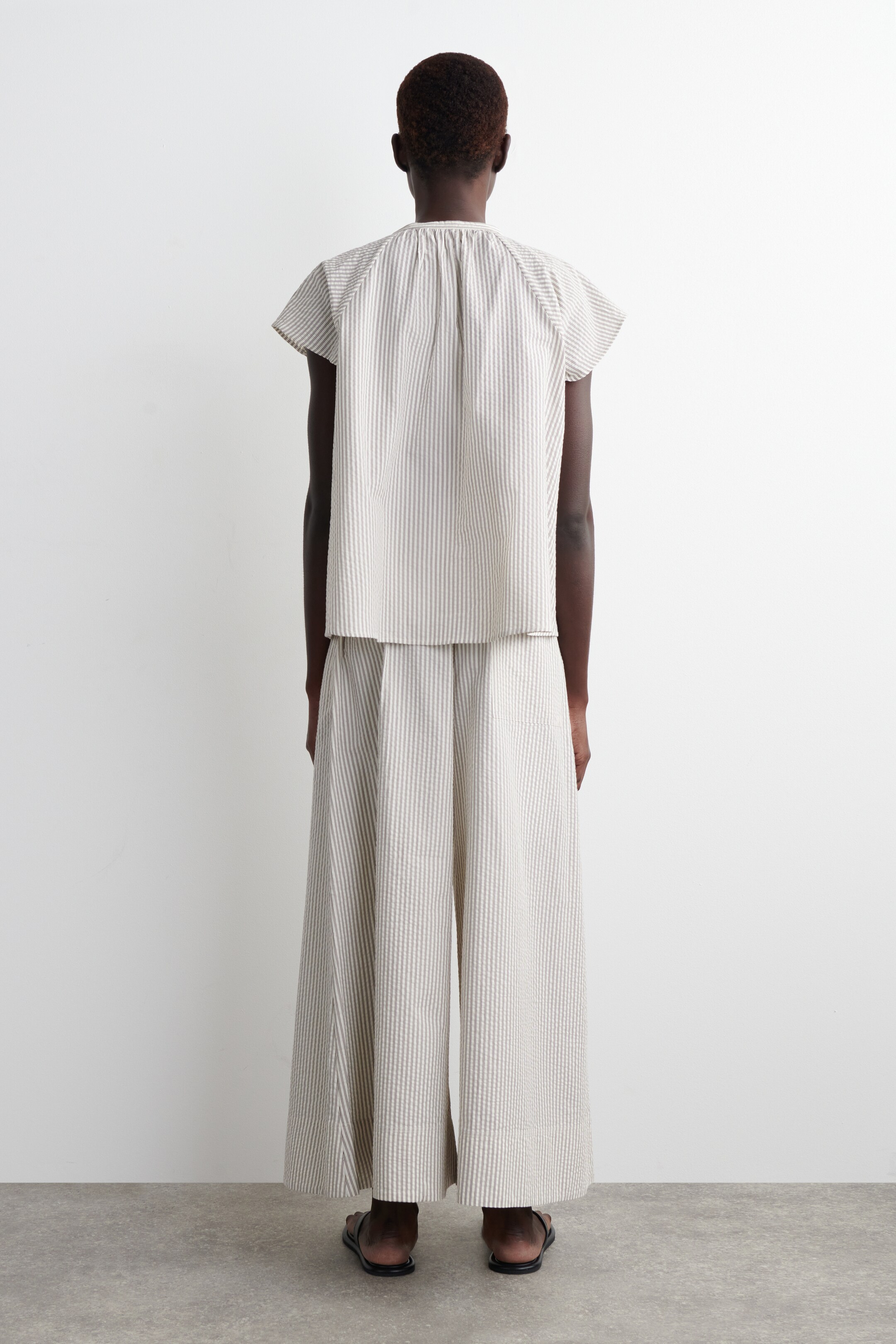 Agrandir l'image: BLOUSE À MANCHES ÉVASÉES EN CRÊPE RAYÉ - BLANC / RAYURES - FEMME | H&M BE 3