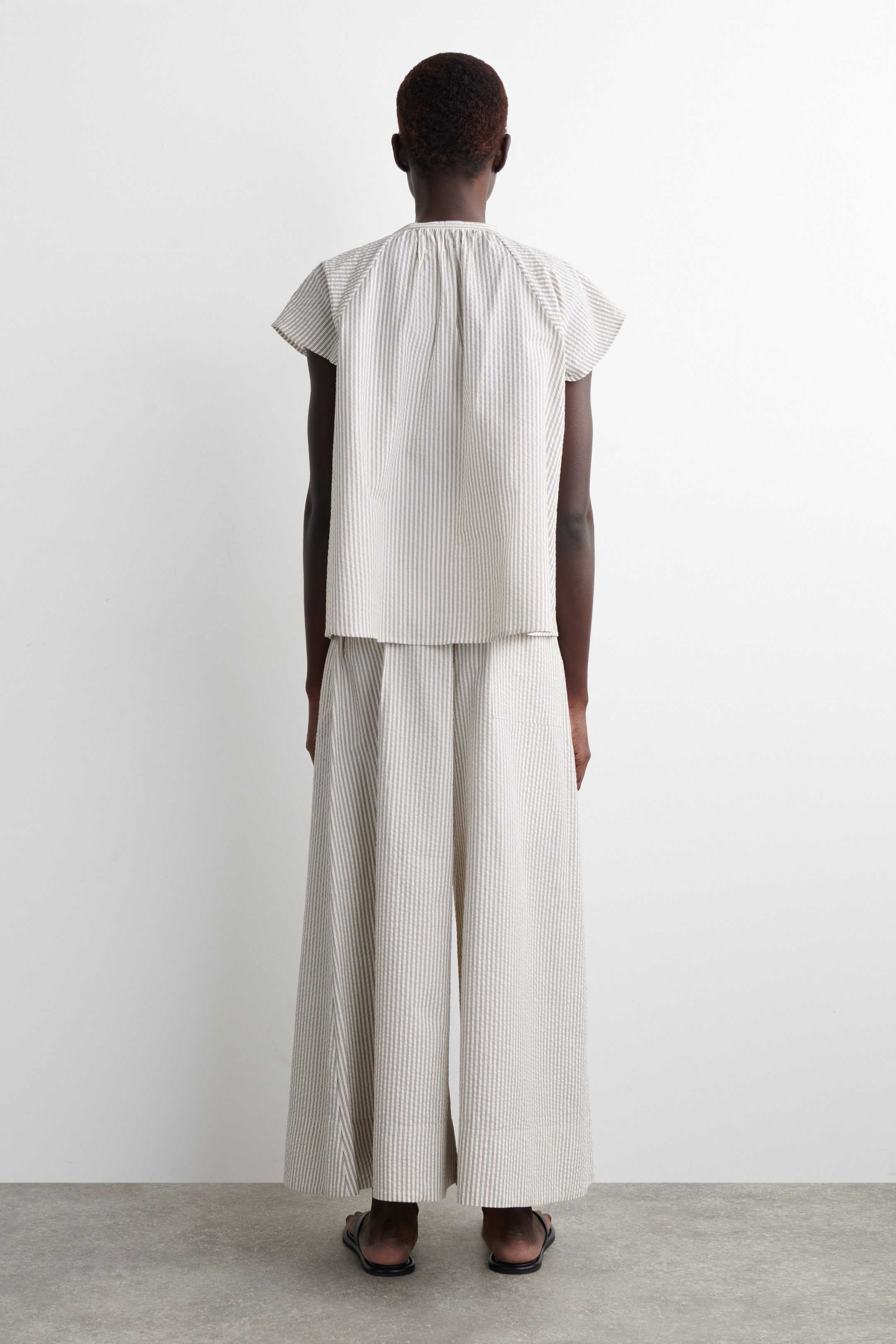Grösseres Bild ansehen: GESTREIFTE BLUSE AUS SEERSUCKER MIT WEITEN ÄRMELN - WEISS/GESTREIFT - DAMEN | H&M CH 4