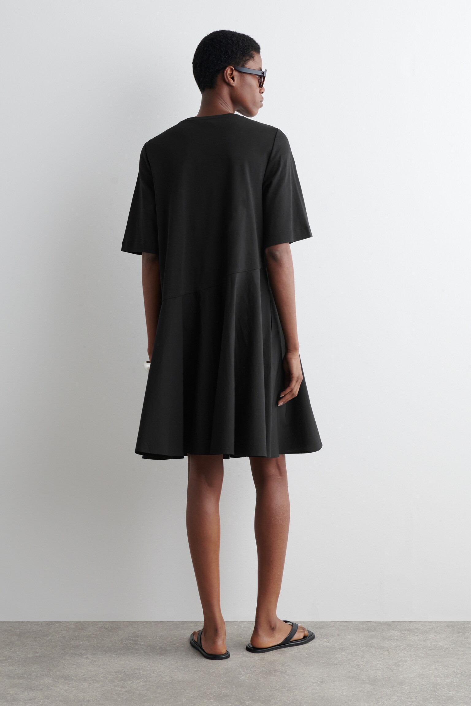 VESTIDO CAMISETA CORTO ASIMÉTRICO - NEGRO/PISTACHO/COBALTO - 4