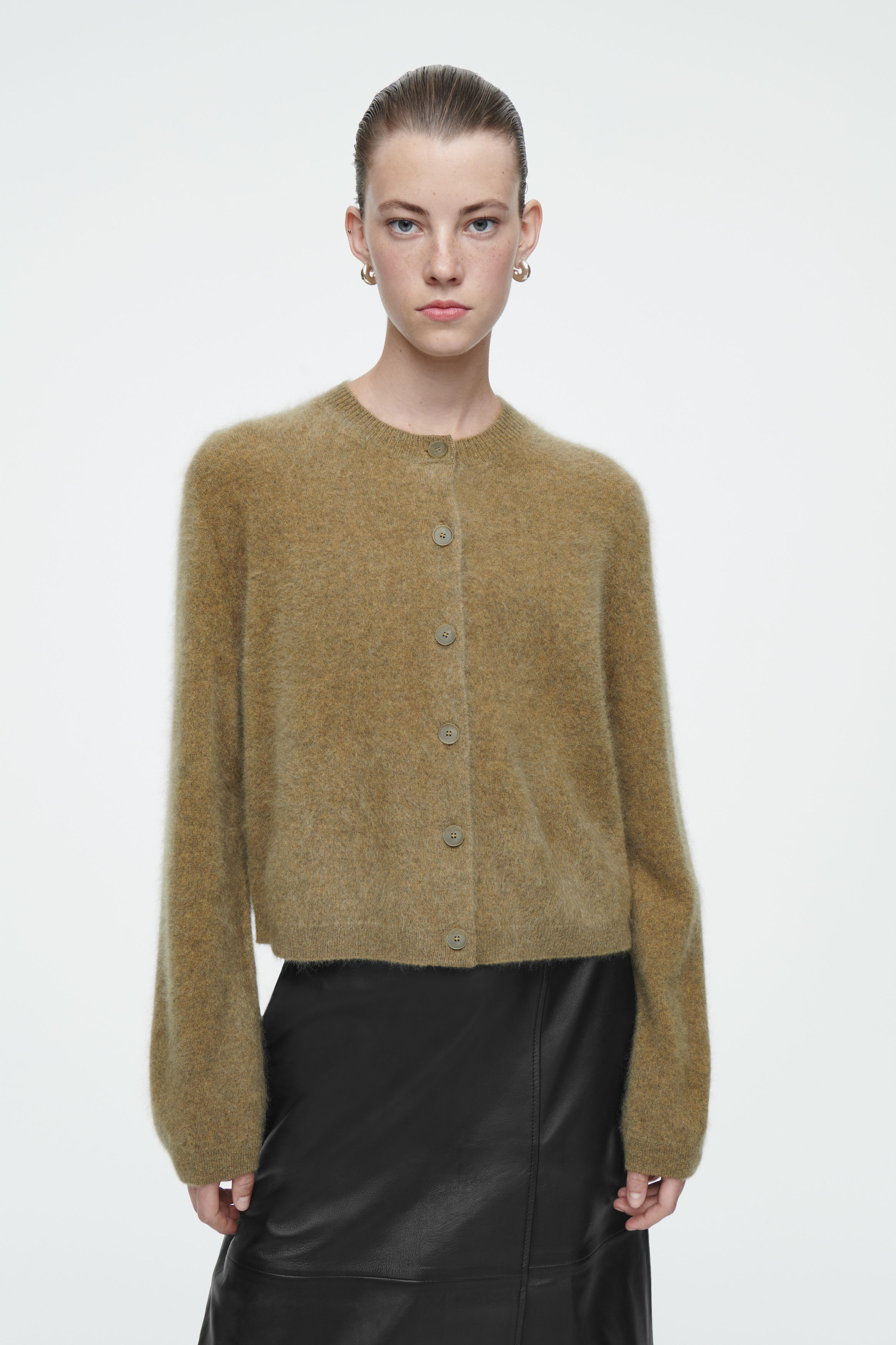 トップス Brushed Cashmere Cardigan BRUSHED-CASHMERE CREW-NECK CARDIGAN - DARK BROWN | COS