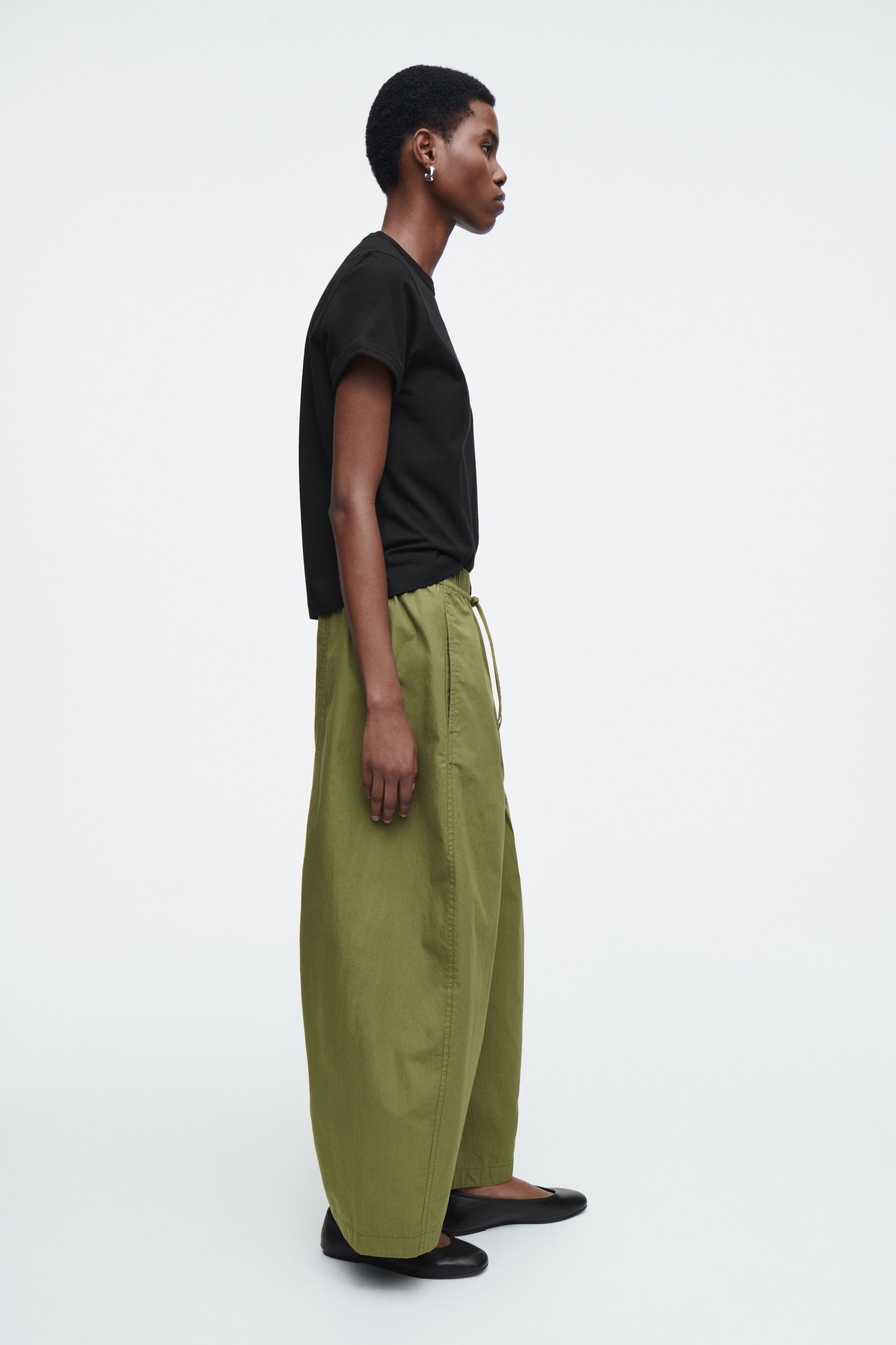 Visa större bild: VIDA BYXOR MED RESÅR I MIDJAN - KHAKI - DAM | H&M SE 2