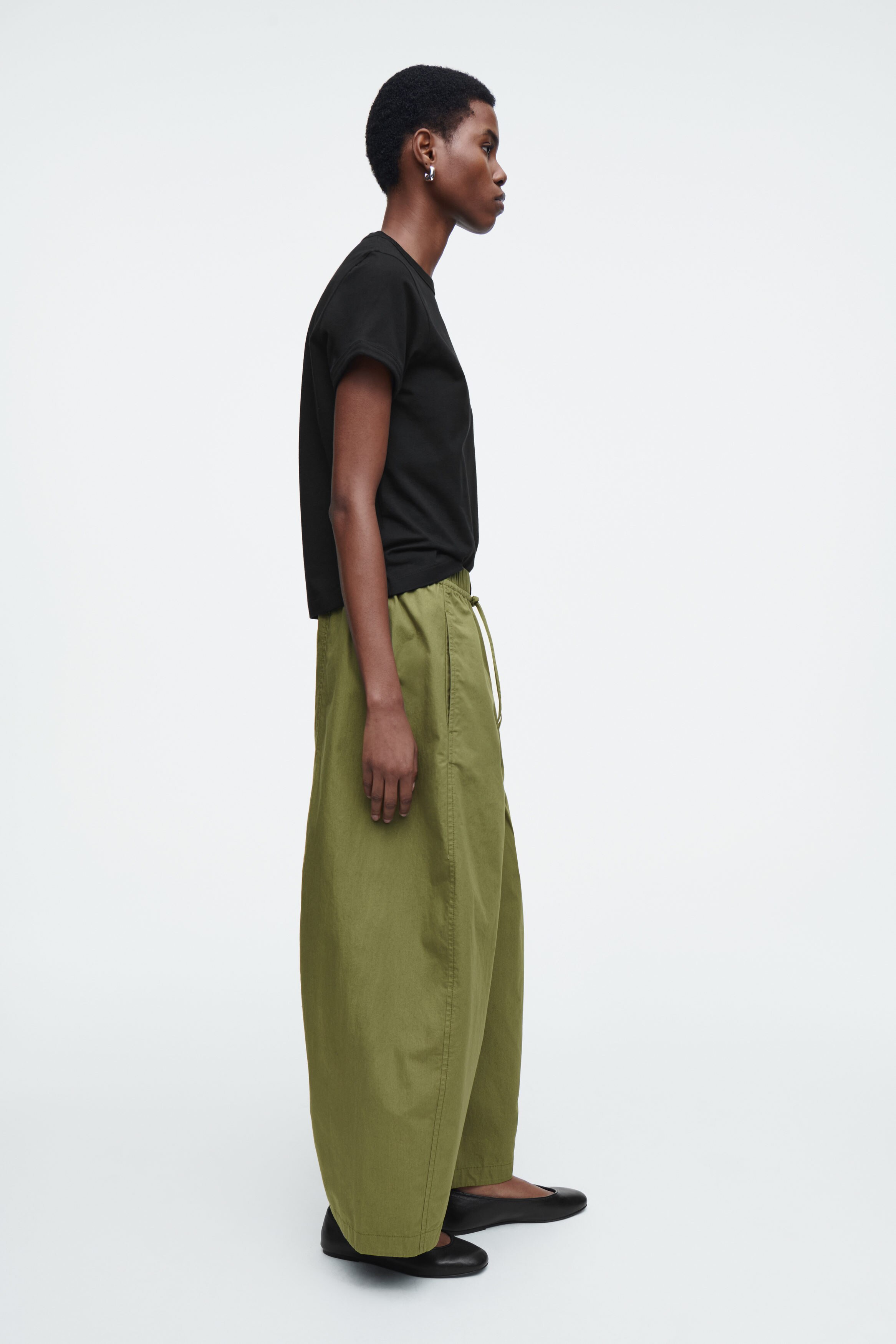 ELASTICATED BARREL-LEG TROUSERS - KHAKI | COS