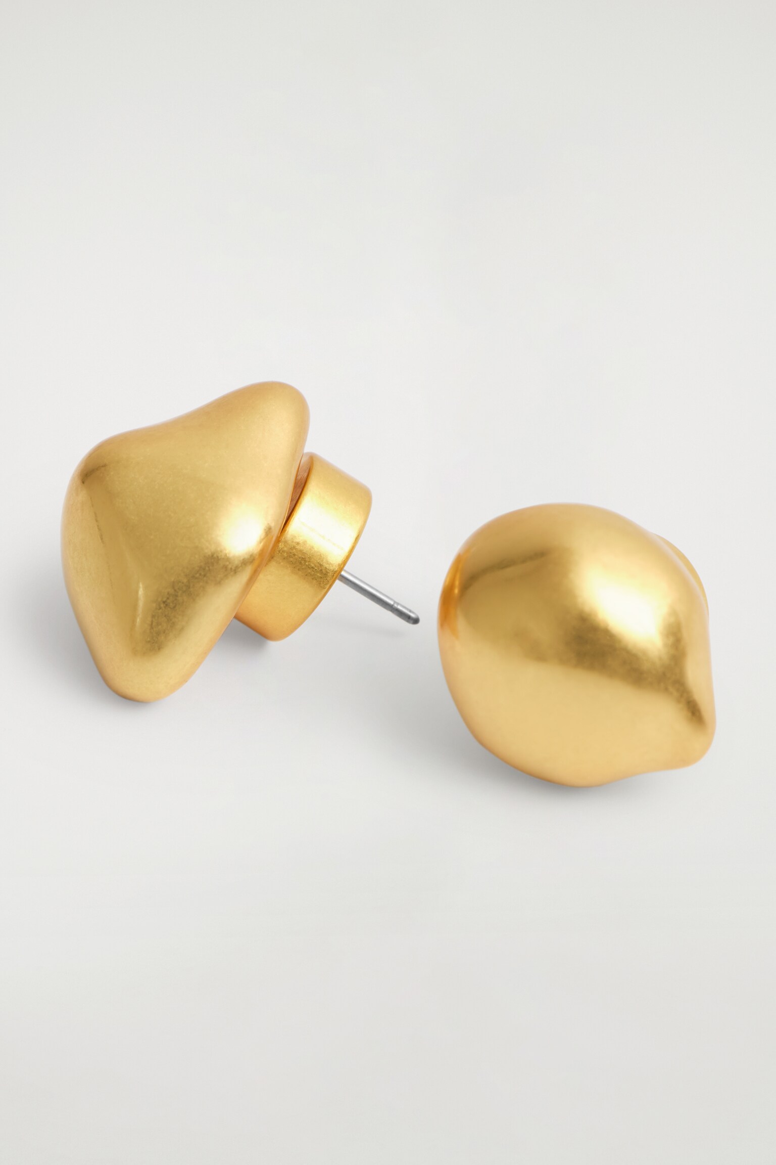 ORECCHINI A BOTTONE SPAIATI EFFETTO METALLO FUSO - ORO - 4