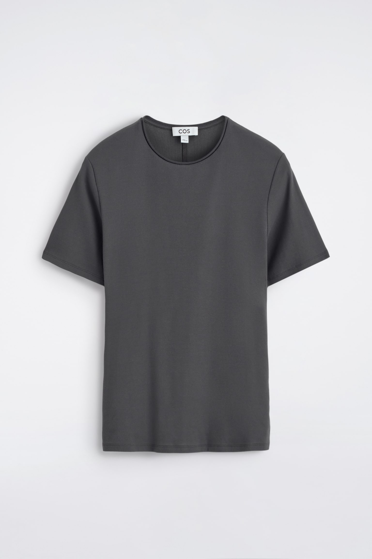 Una T-shirt grigio scuro è esposta frontalmente, mettendo in risalto la sua vestibilità aderente. Presenta uno scollo a girocollo arrotolato e maniche corte, con cuciture a doppio ago che rifiniscono l'orlo e i polsini delle maniche. - 1