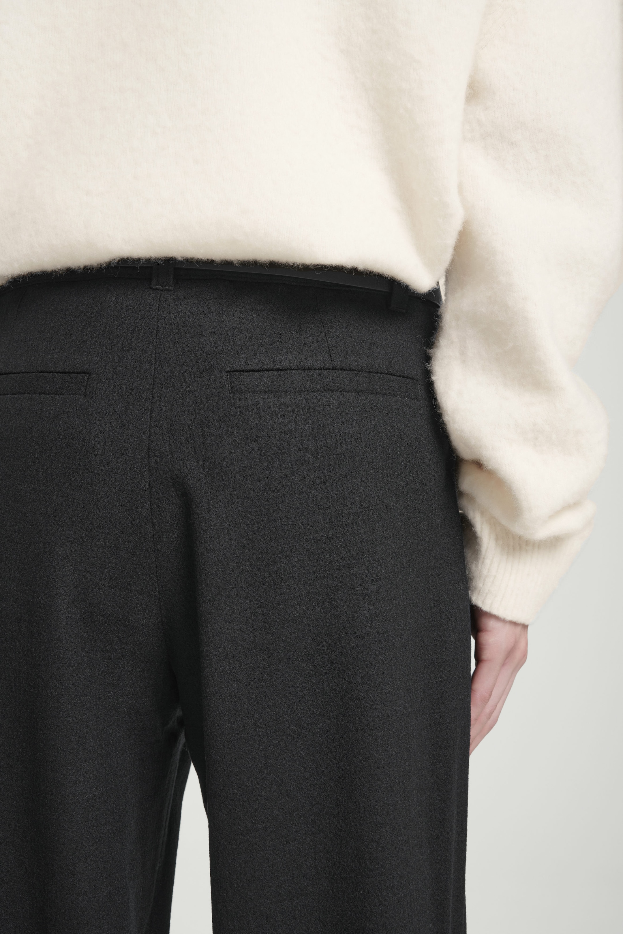 PANTALÓN DE LANA CON PLIEGUES