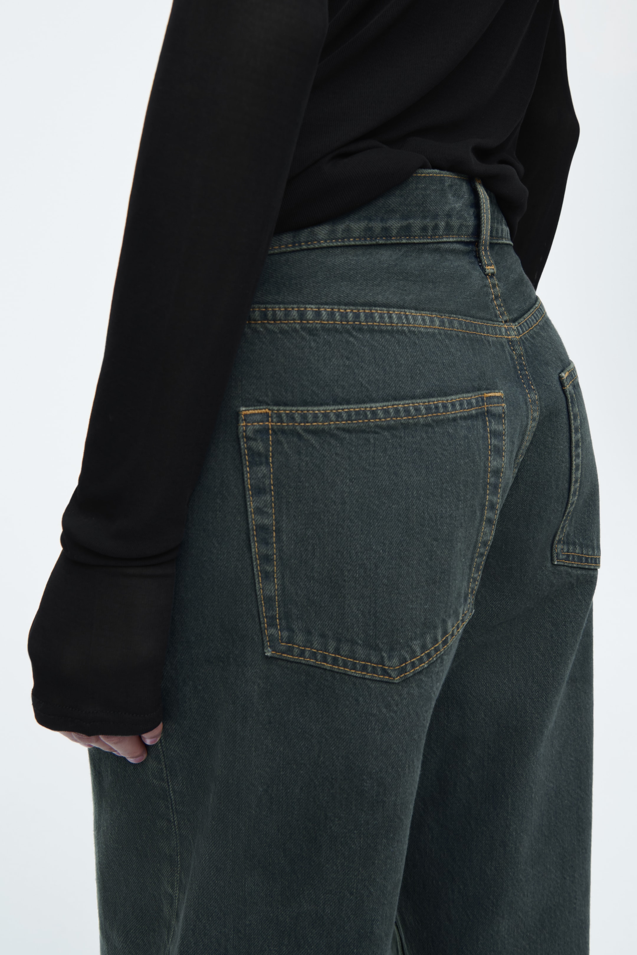Visa större bild: FACADE JEANS MED RAKA BEN - DOVT MÖRKBLÅ - DAM | H&M SE 4