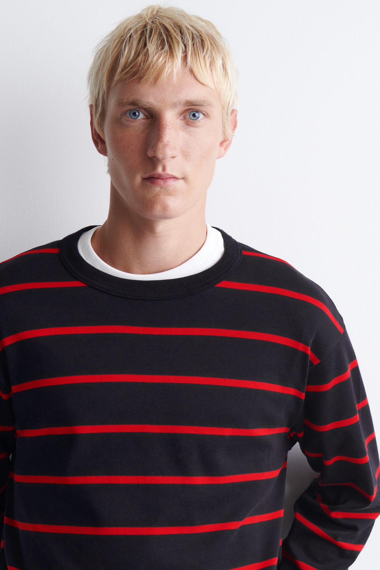 RELAXED JERSEY INTERLOCK LONG-SLEEVED T-SHIRT — NAVY / RED / STRIPED