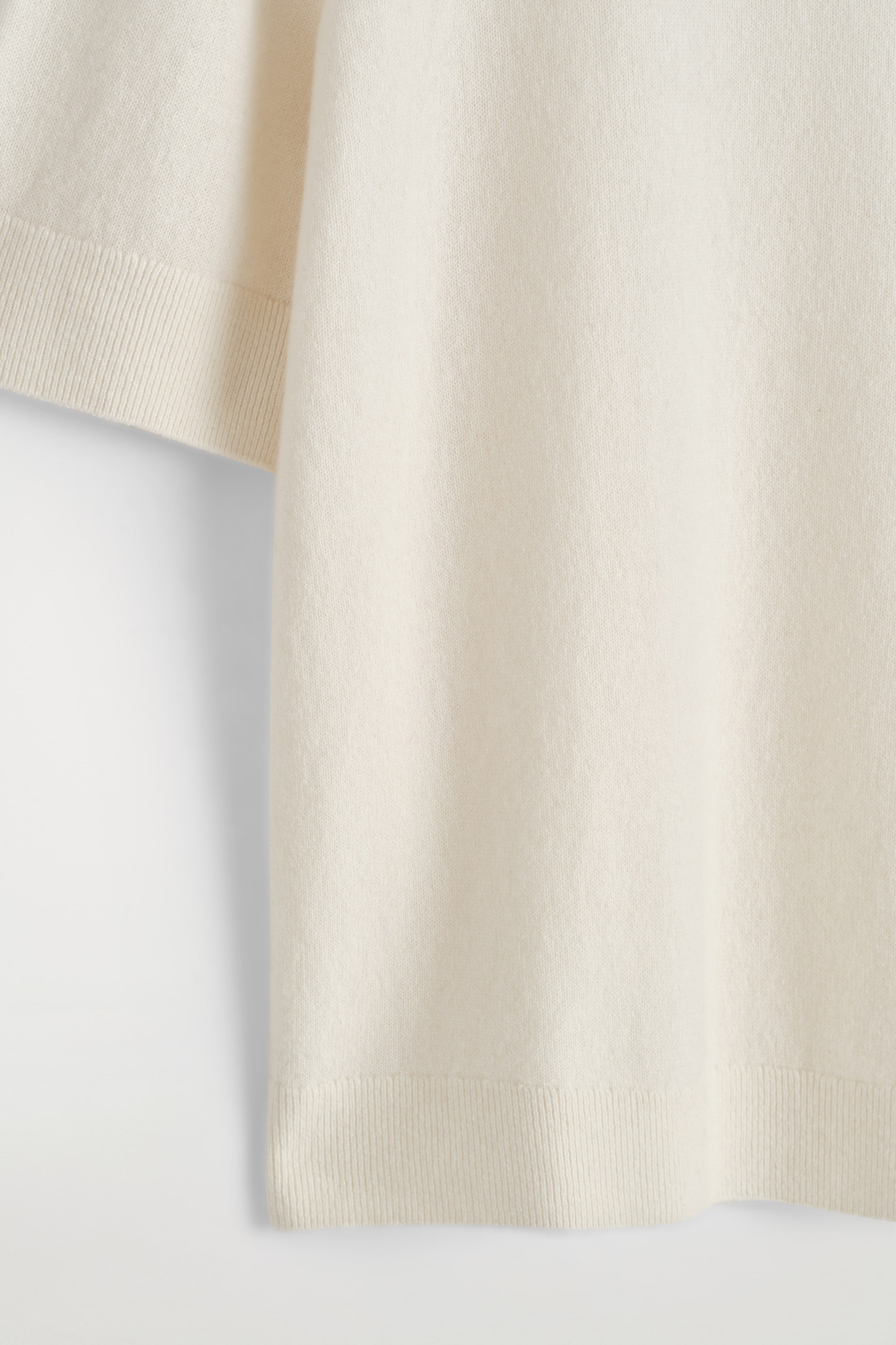 Grösseres Bild ansehen: T-SHIRT AUS KASCHMIR MIT STEHKRAGEN - ELFENBEIN - DAMEN | H&M CH 9
