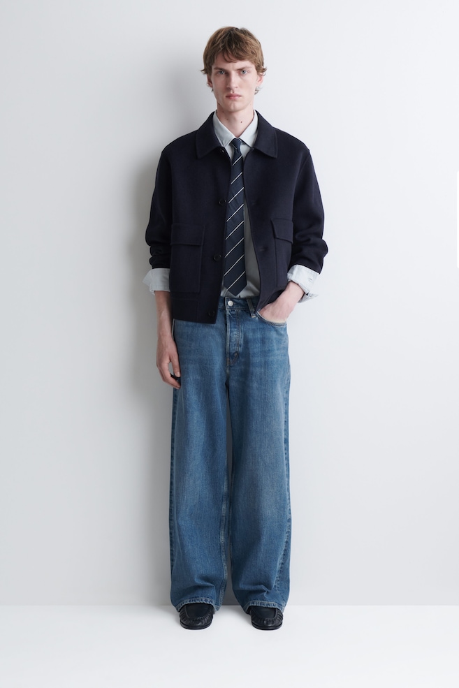 STRIPED SILK TIE — NAVY / STRIPED