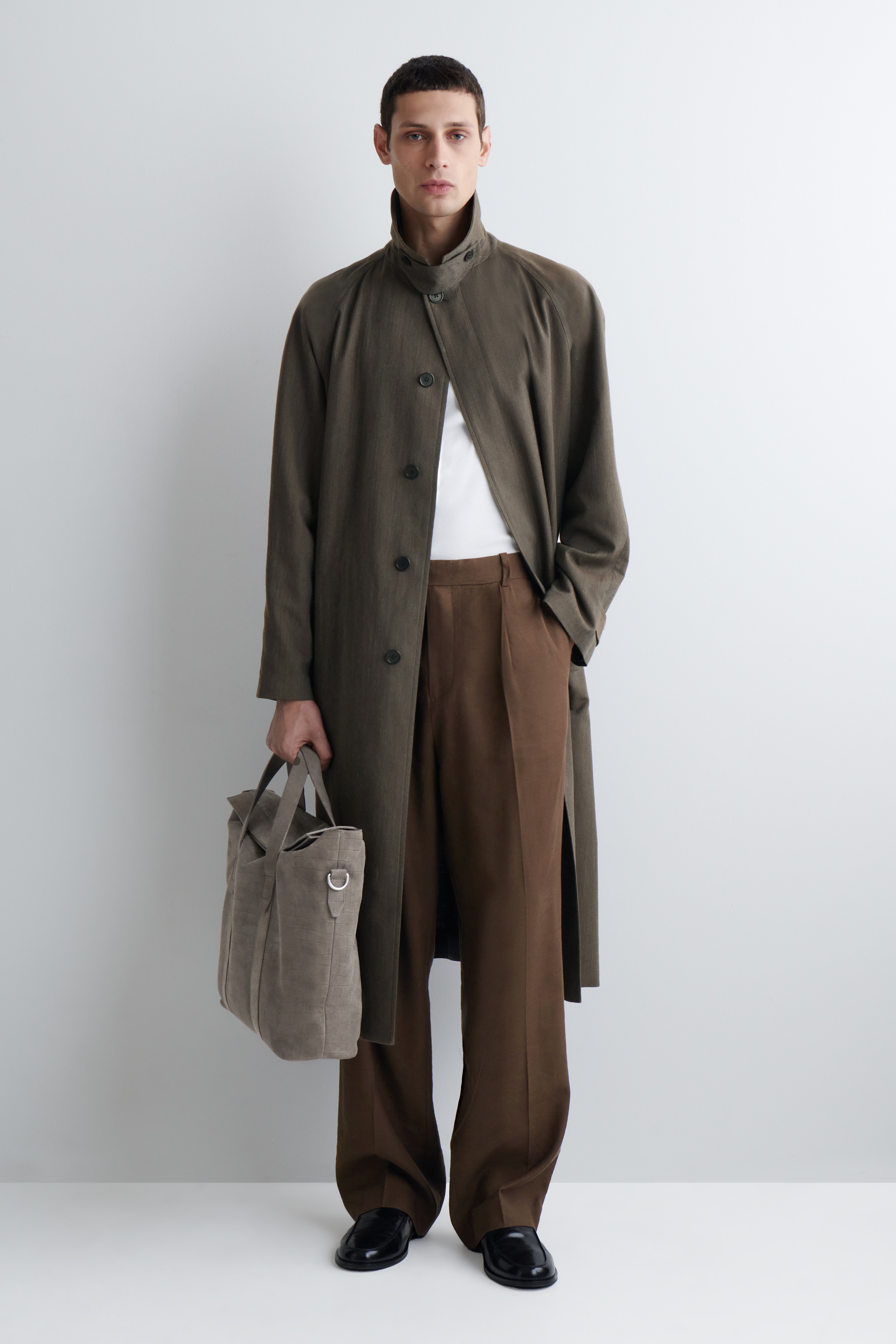 VÄSKA BRUNSWICK I KROKODILSKINNSPRÄGLAD MOCKA - ELEFANTGRÅ