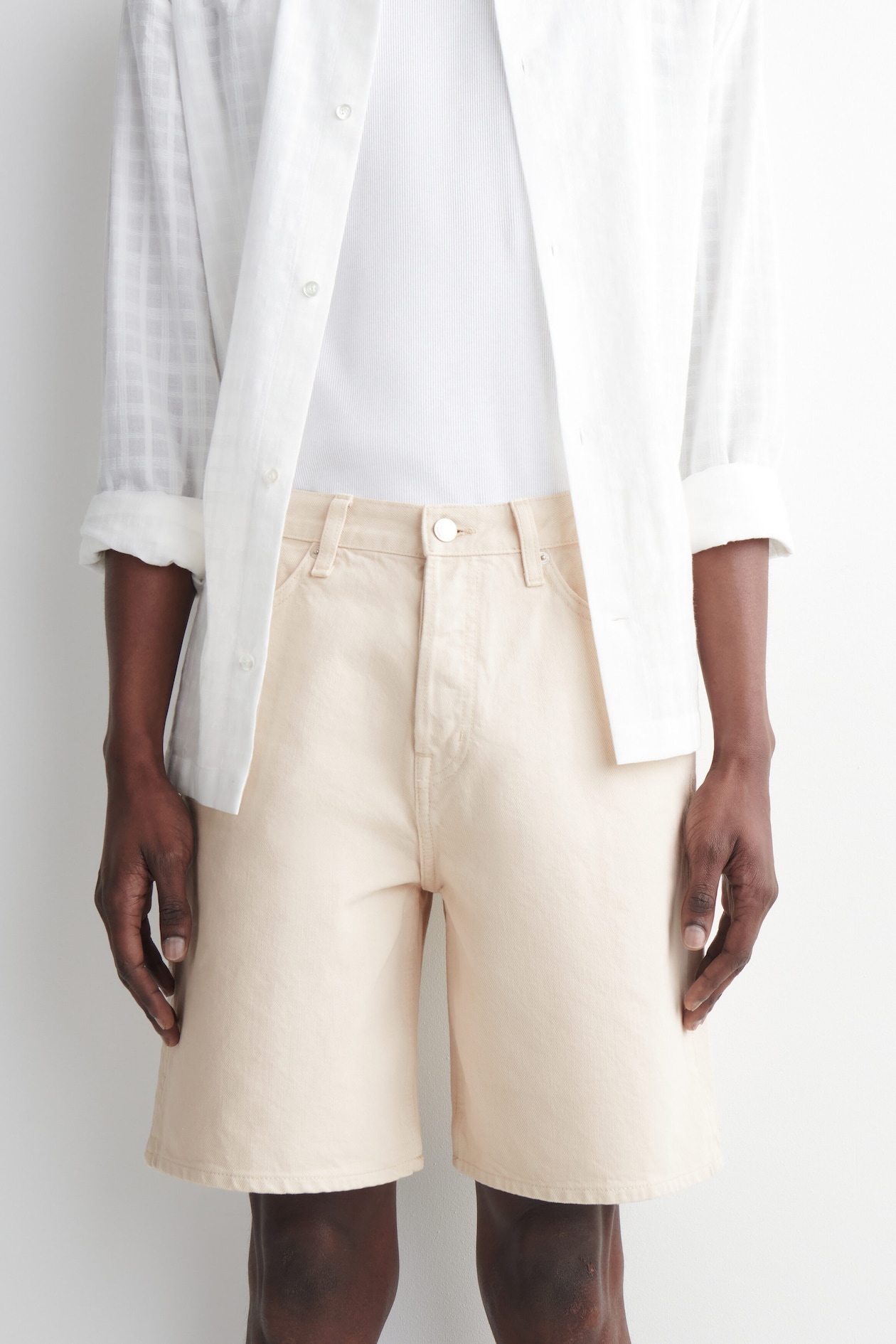 KNEE-LENGTH DENIM SHORTS — CHALK