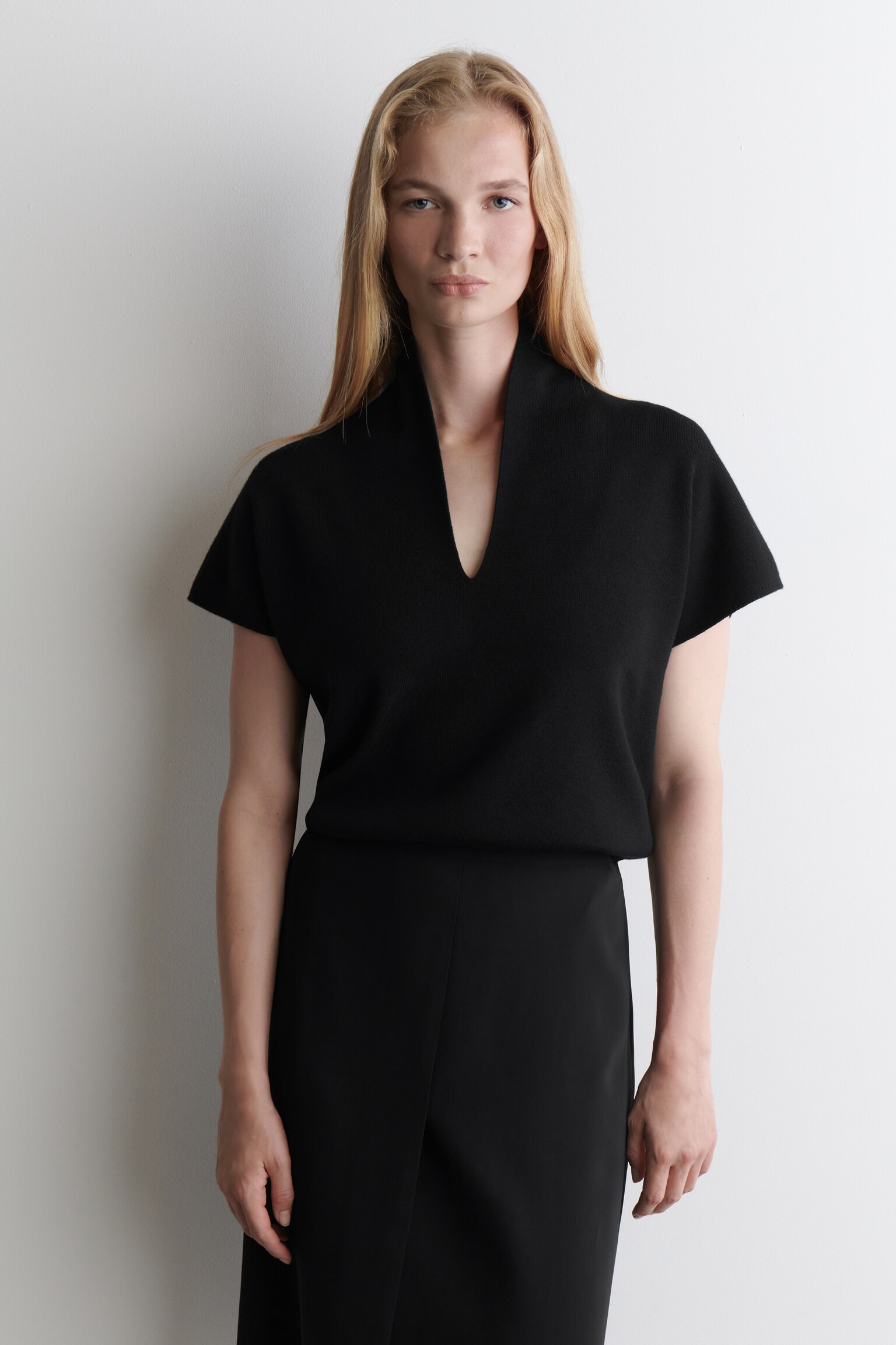 MERINO WOOL V-NECK VEST - BLACK