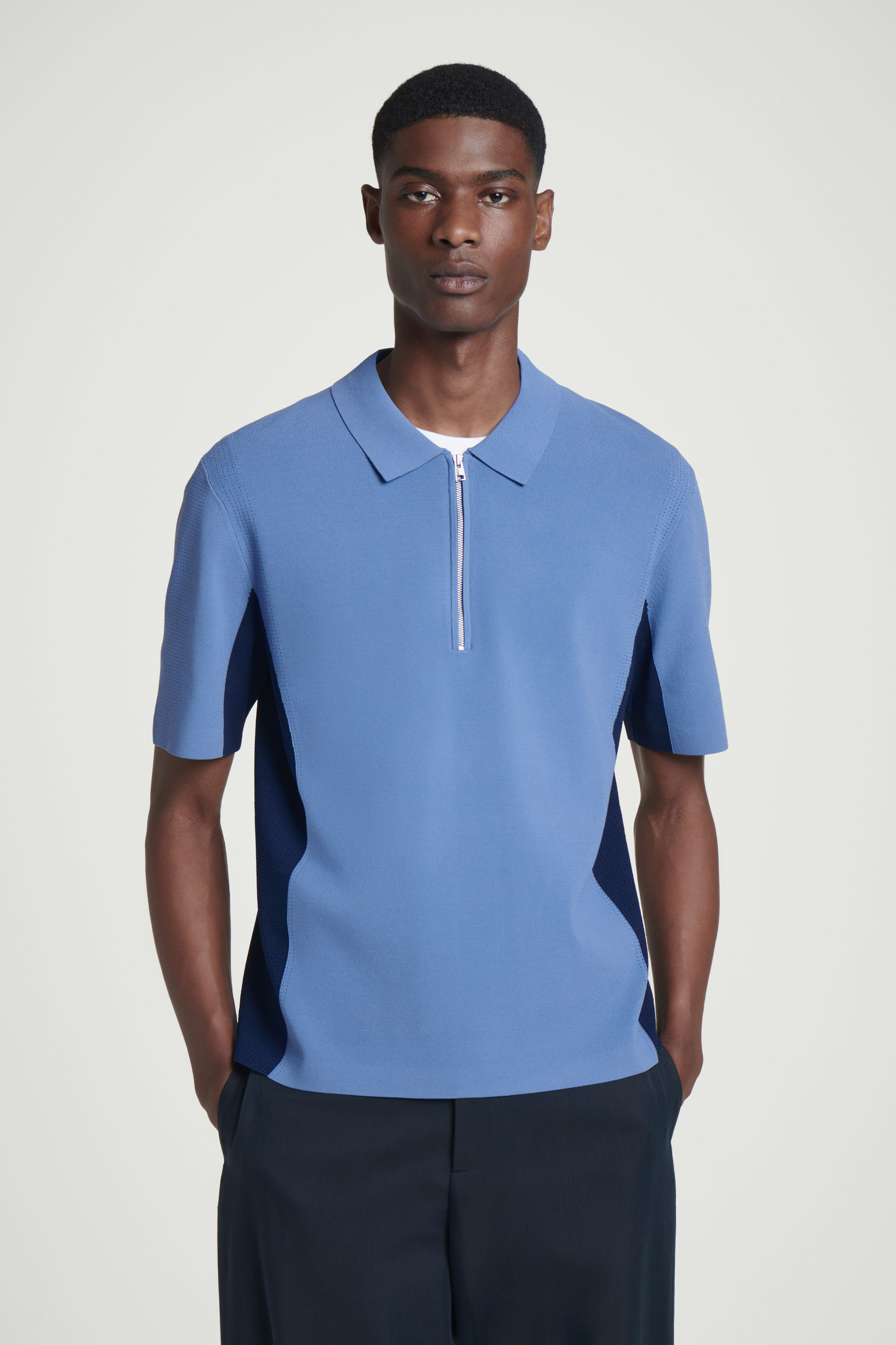 トップス NULLUS MESH PANELD SHOULDER KNITTED POLO MESH-PANEL ZIP-UP POLO SHIRT - BLUE / NAVY | COS
