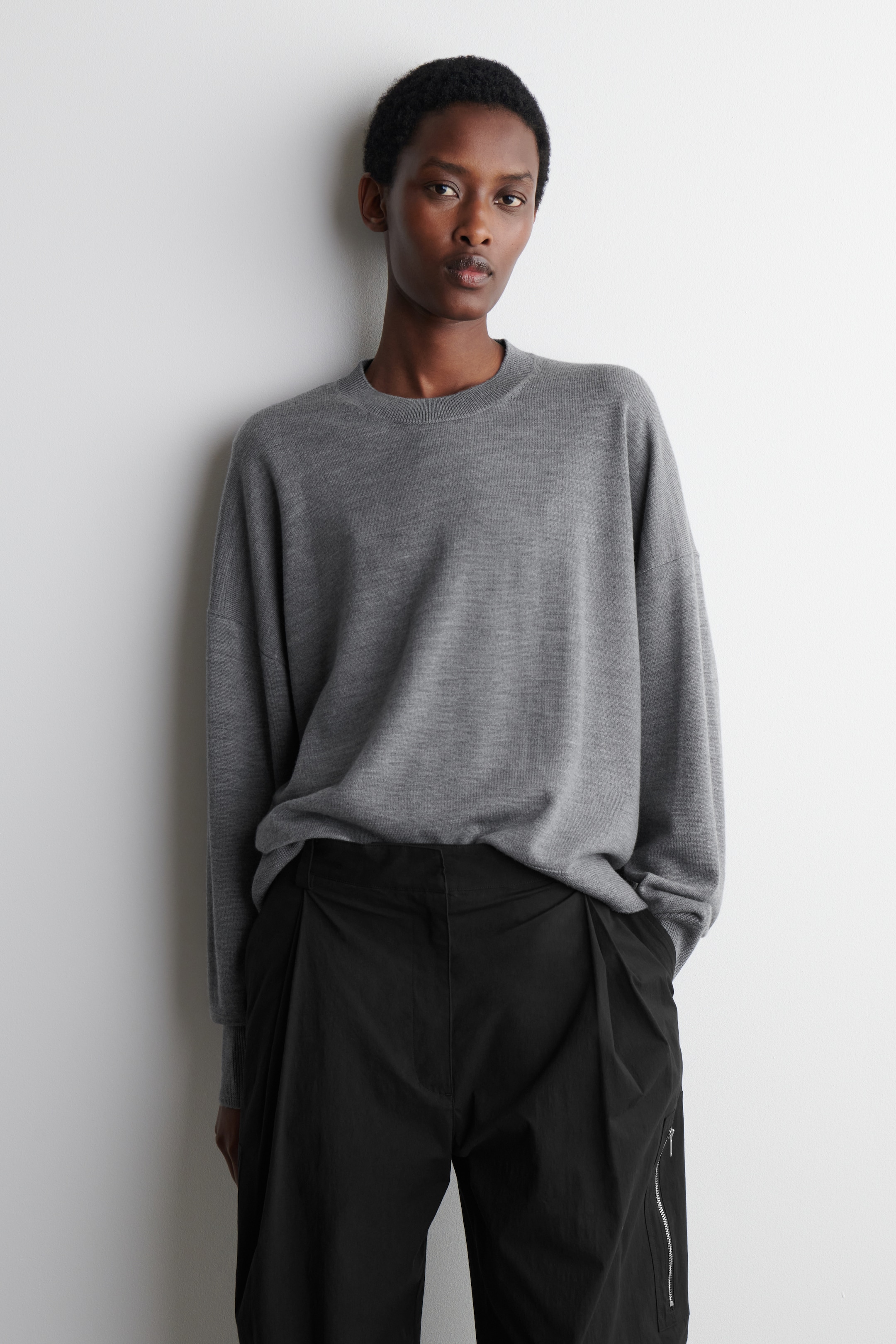 Grösseres Bild ansehen: PULLOVER AUS MERINOWOLLE MIT RUNDHALSAUSSCHNITT - GRAU MELIERT - DAMEN | H&M CH 2