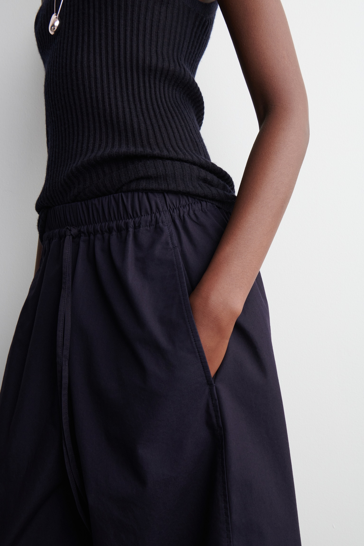 ELASTICATED BARREL-LEG TROUSERS - NAVY/KHAKI - 5