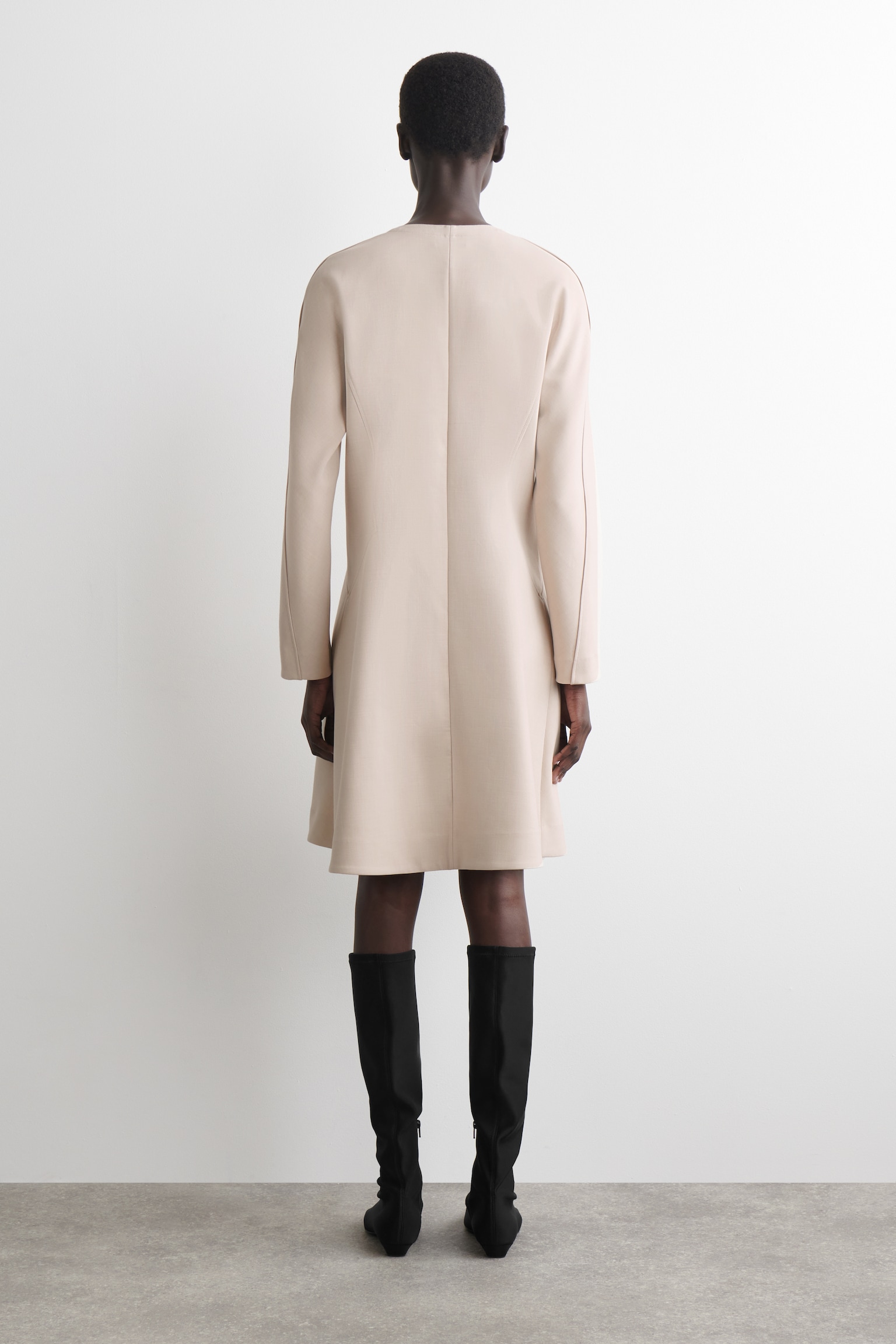 ELEGANTES MINIKLEID MIT V-AUSSCHNITT - BEIGE - 4