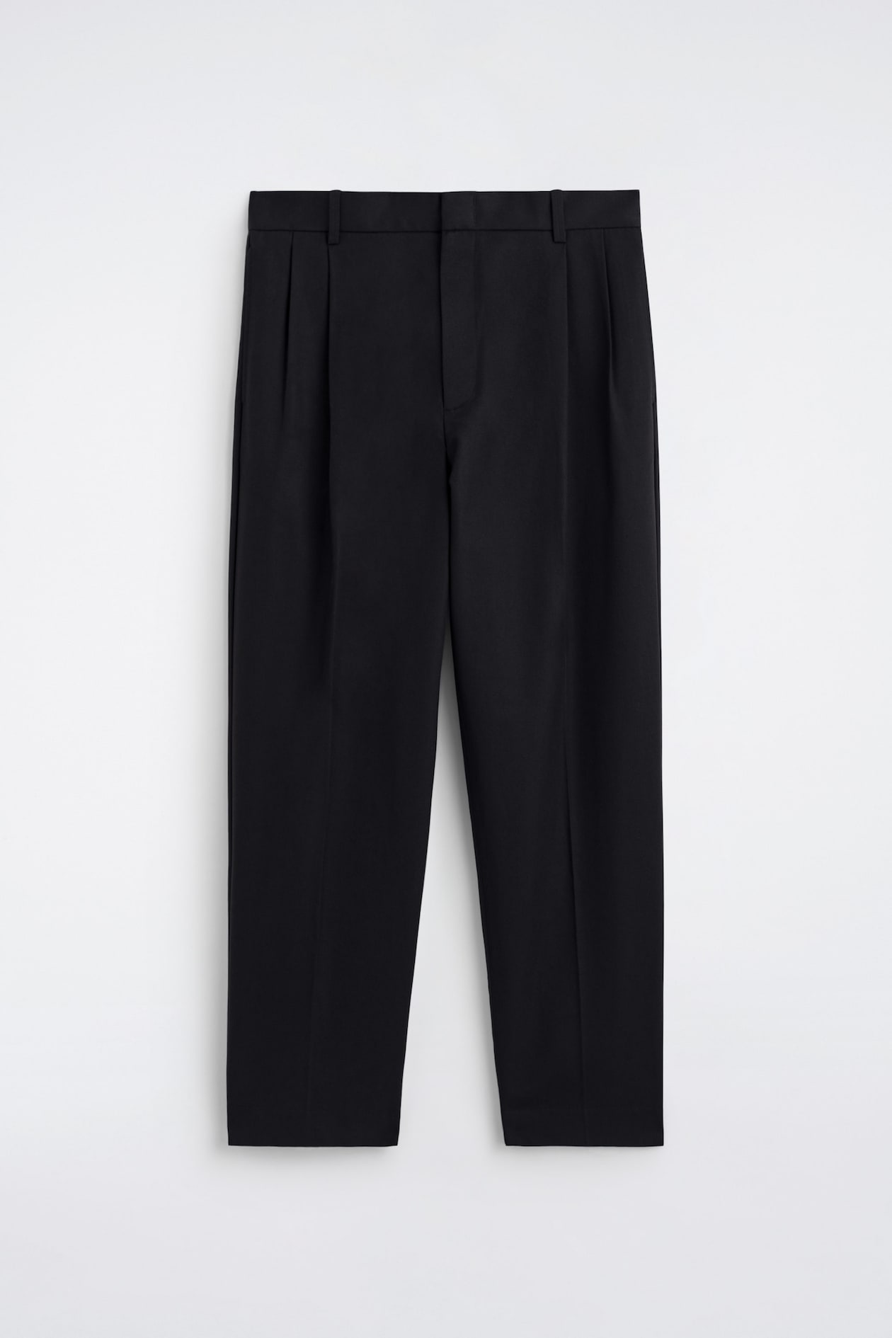 LOCKERE, SCHMAL ZULAUFENDE HOSE MIT FALTEN