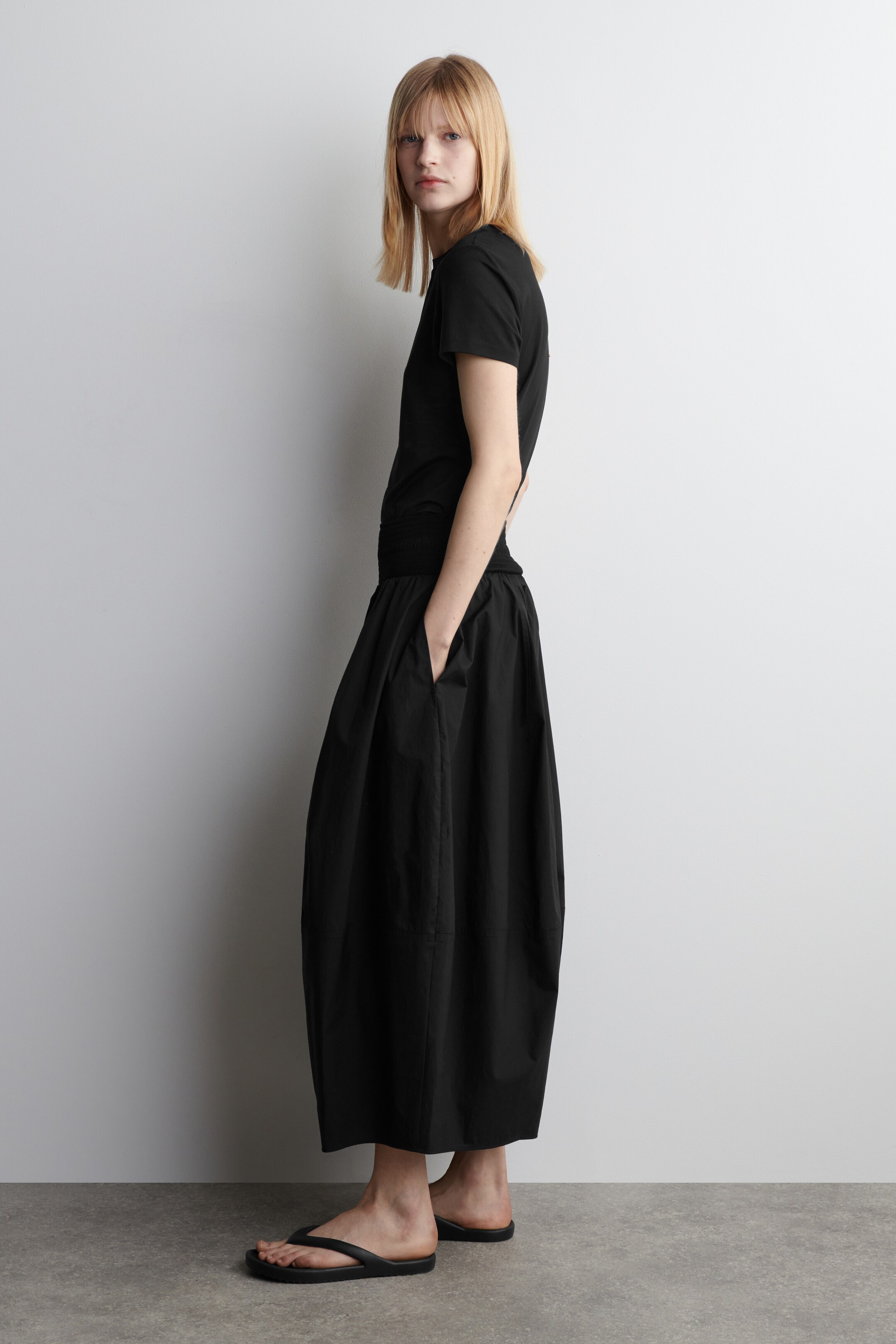 Zobrazit větší obrázek: Midi sukně s nabíranými panely - ČERNÁ - ŽENY | H&M CZ 3