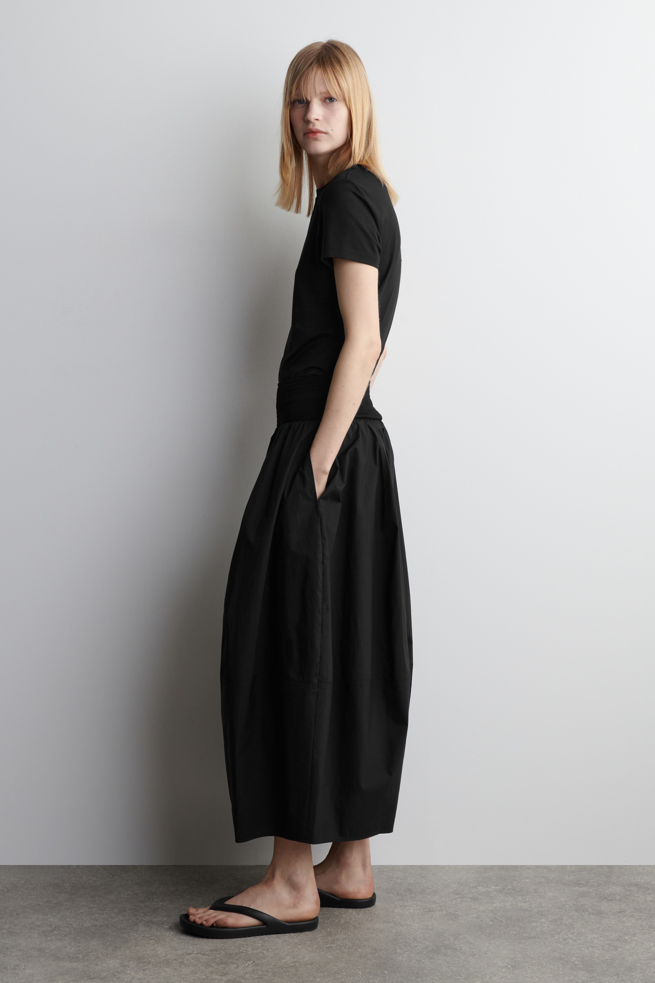 Grösseres Bild ansehen: MIDIROCK MIT GESMOKTEN PARTIEN - SCHWARZ - DAMEN | H&M CH 4