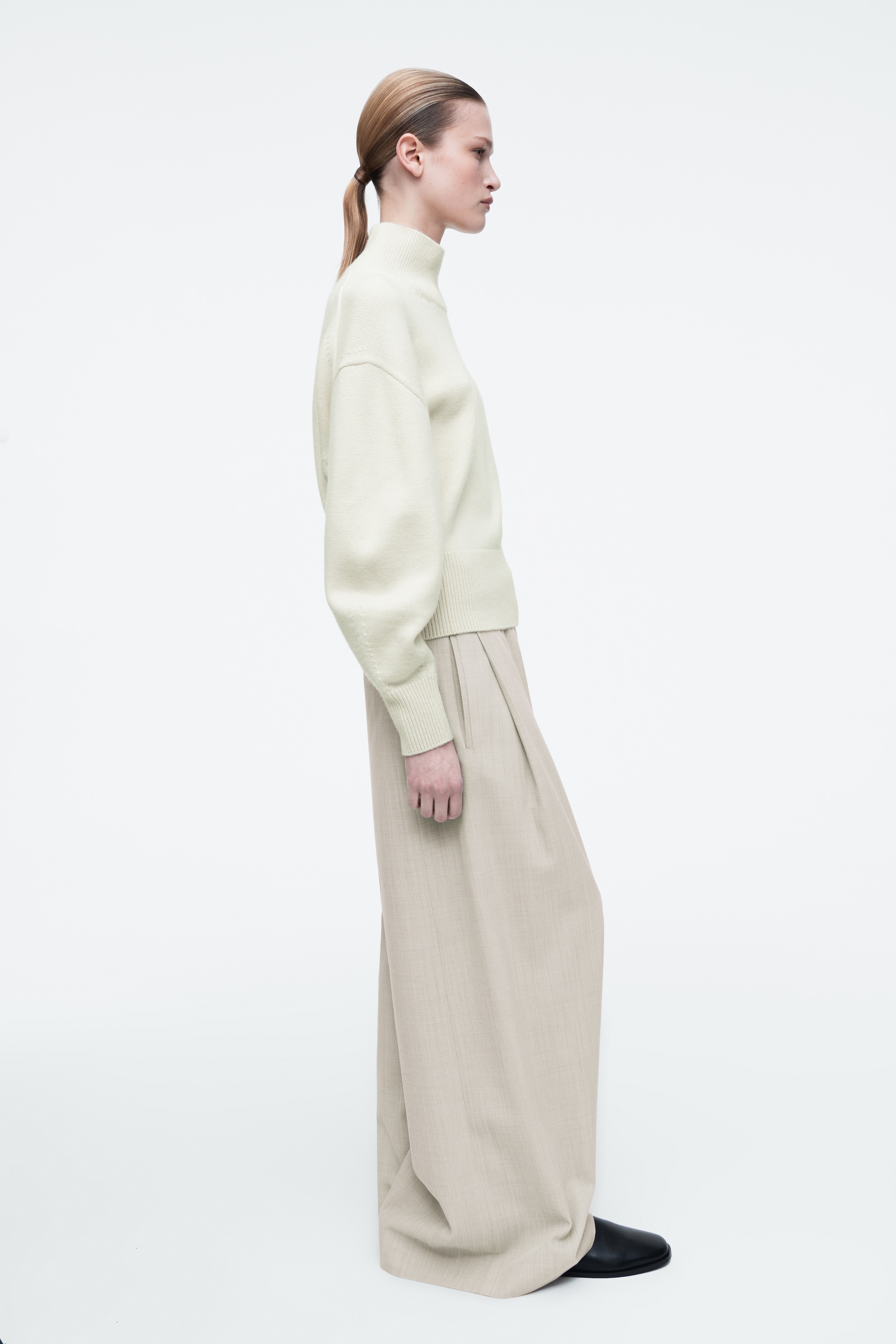 Ingrandisci l'immagine: FUNNEL-NECK WAISTED WOOL JUMPER - CREAM - DONNA | H&M CH 6