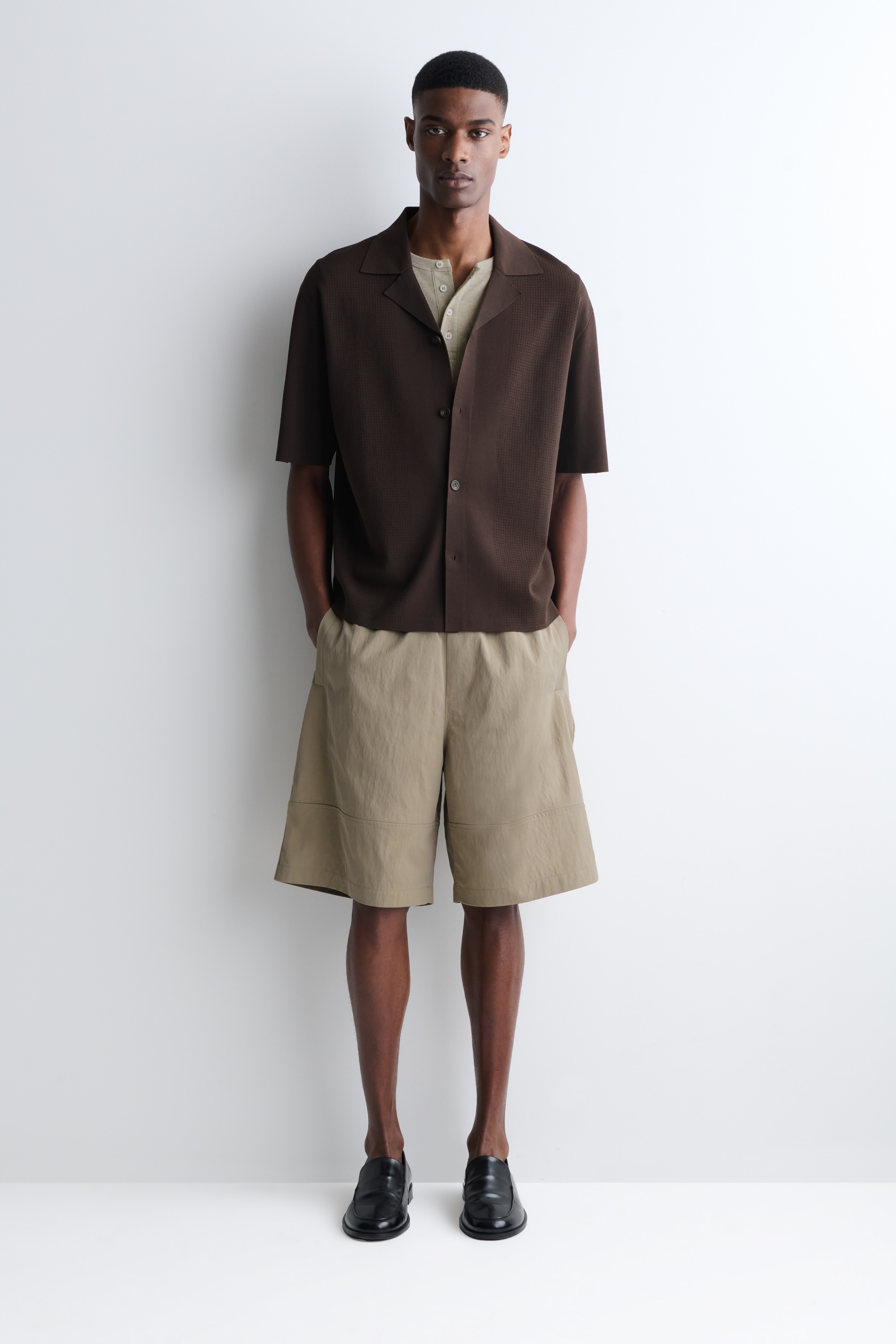 KNÄLÅNGA BOMULLSSHORTS MED RESÅRLINNING - BEIGE