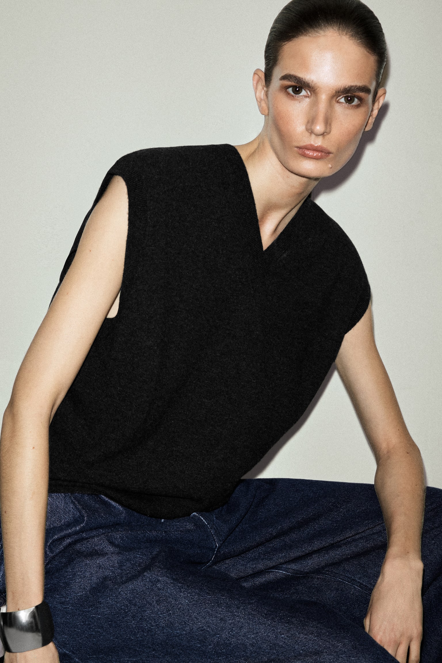 SWETER BEZ RĘKAWÓW Z WEŁNY MERINO - CIEMNOSZARY - 4