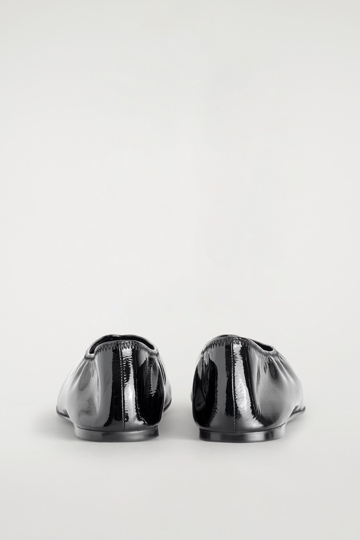 MINIMAL PATENT LEATHER BALLET FLATS — BLACK