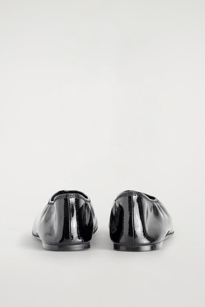 MINIMAL PATENT LEATHER BALLET FLATS — BLACK