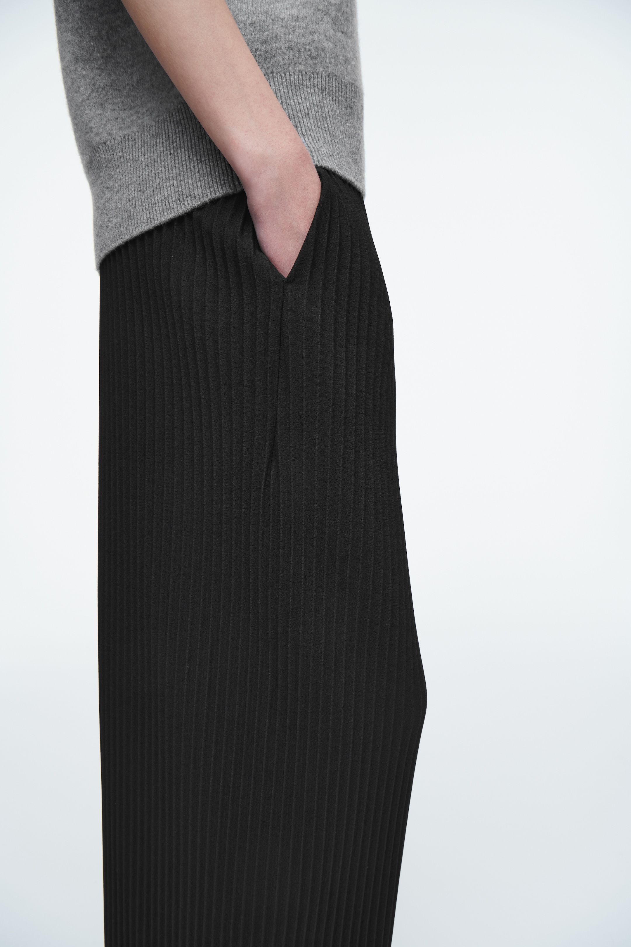 Grösseres Bild ansehen: PLISSIERTE HOSE MIT WEITEM BEIN - SCHWARZ - DAMEN | H&M CH 3