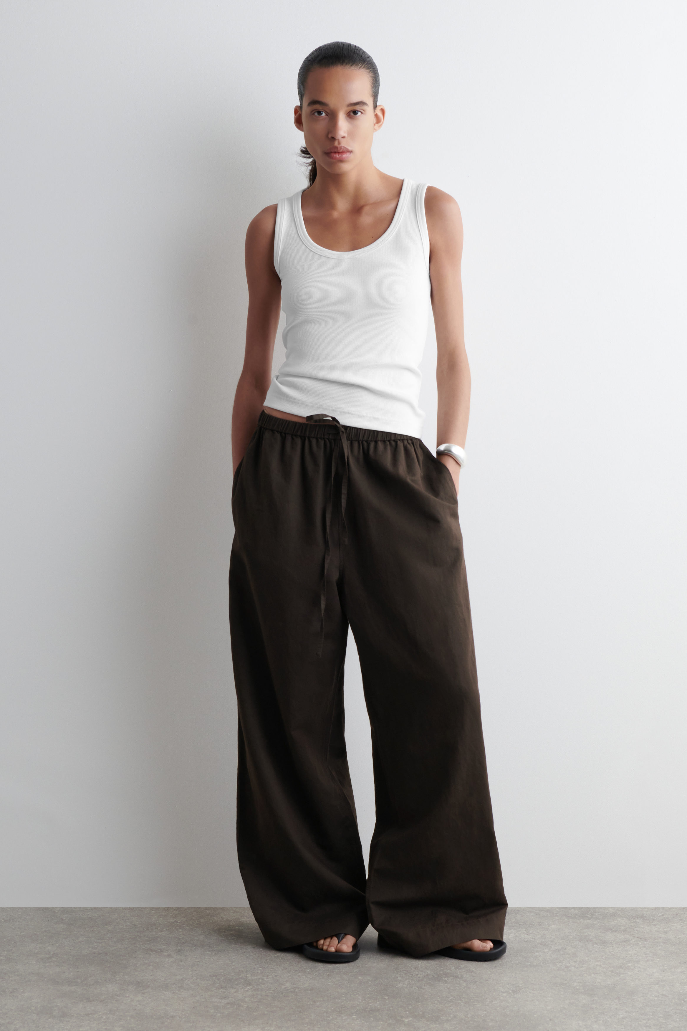 完売品 COS スクープネック リブニットタンクトップ ホワイト 3着 完売品 COS スクープネック リブニットタンクトップ ホワイト 3