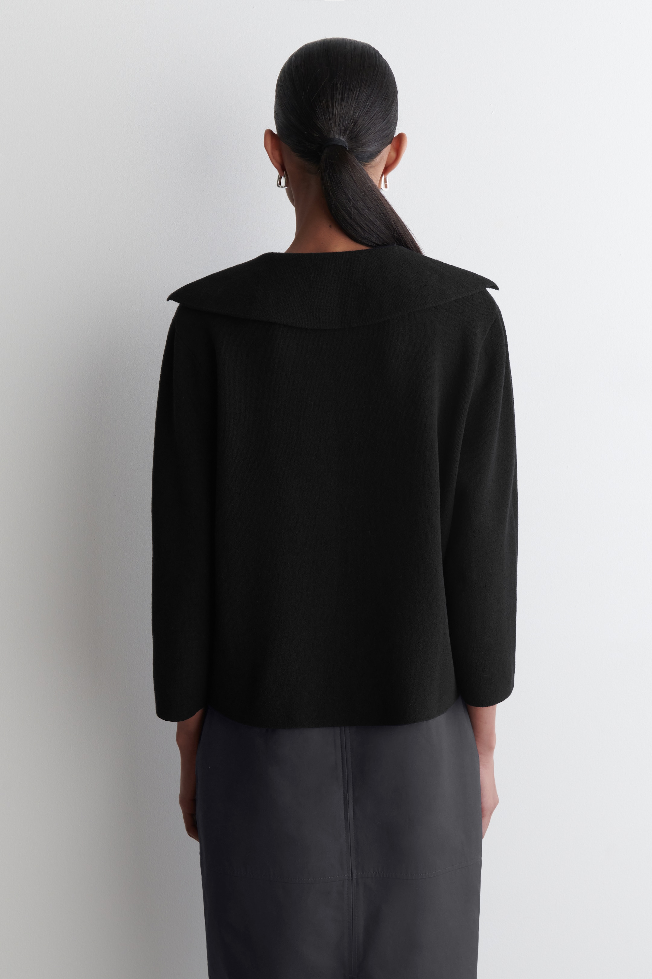 Größeres Bild ansehen: STRICKPULLOVER MIT OFFENEM KRAGEN - SCHWARZ - Ladies | H&M DE 4