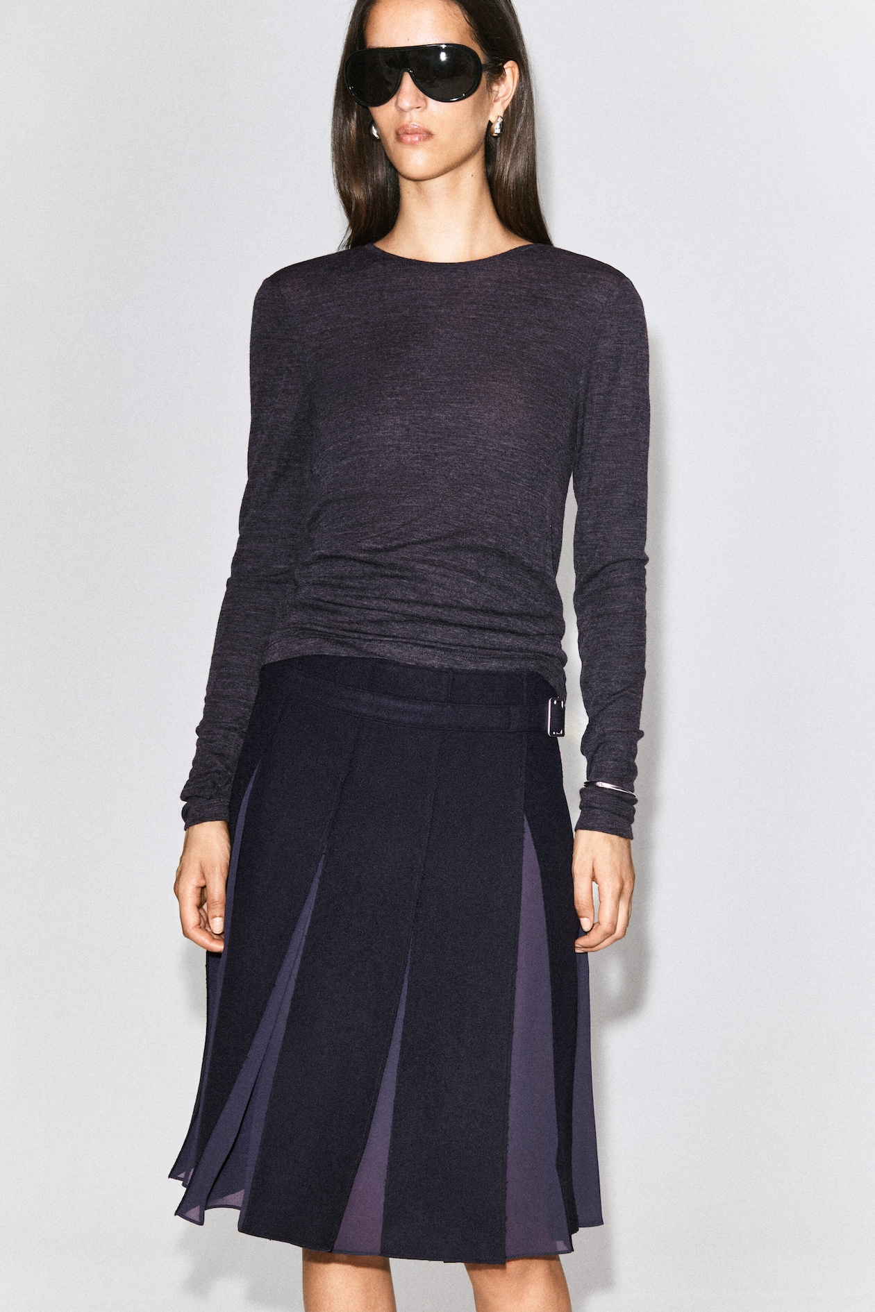 BELTED PLEATED WOOL-BLEND SKIRT — NAVY