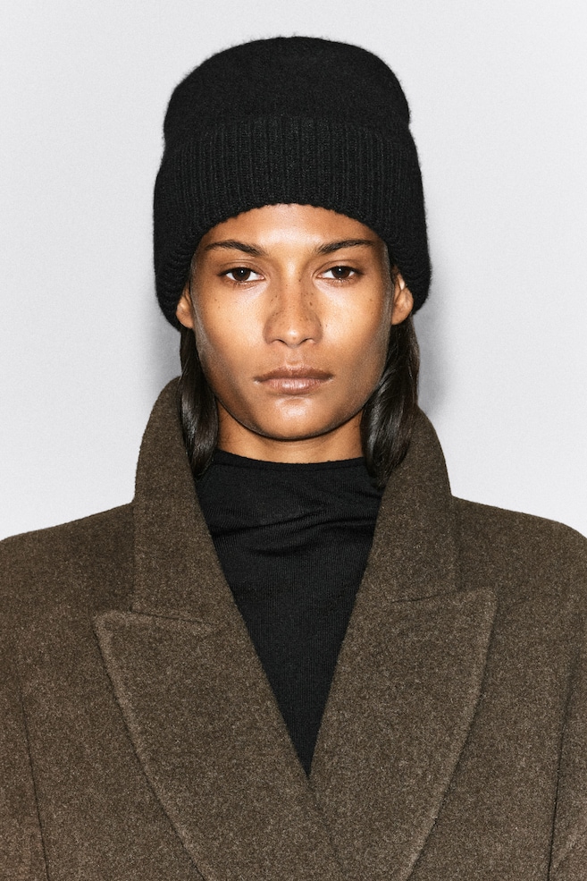 PURE CASHMERE BEANIE — BLACK