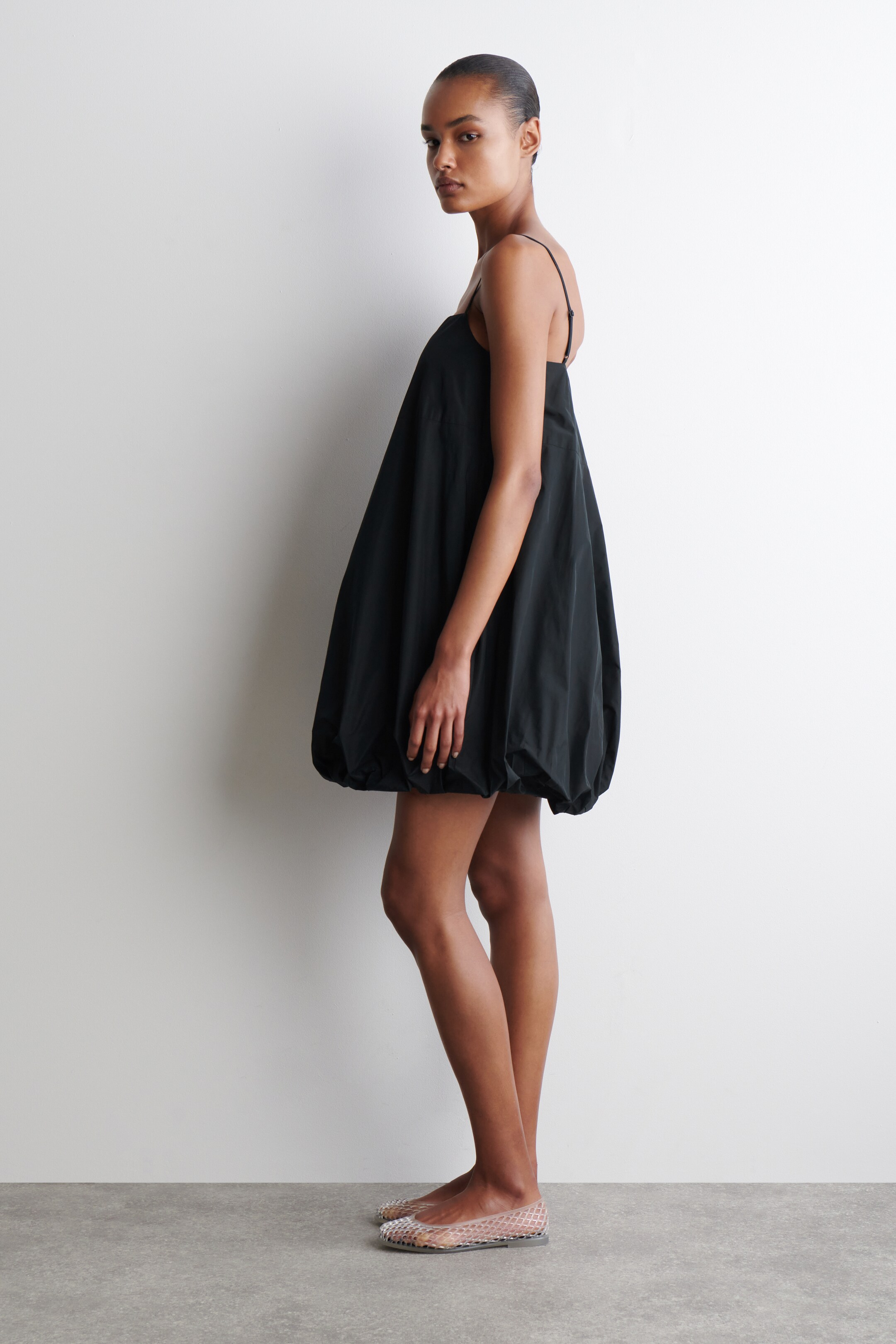 Grotere afbeelding bekijken: Bubble-hem mini jurk - ZWART - DAMES | H&M BE 2
