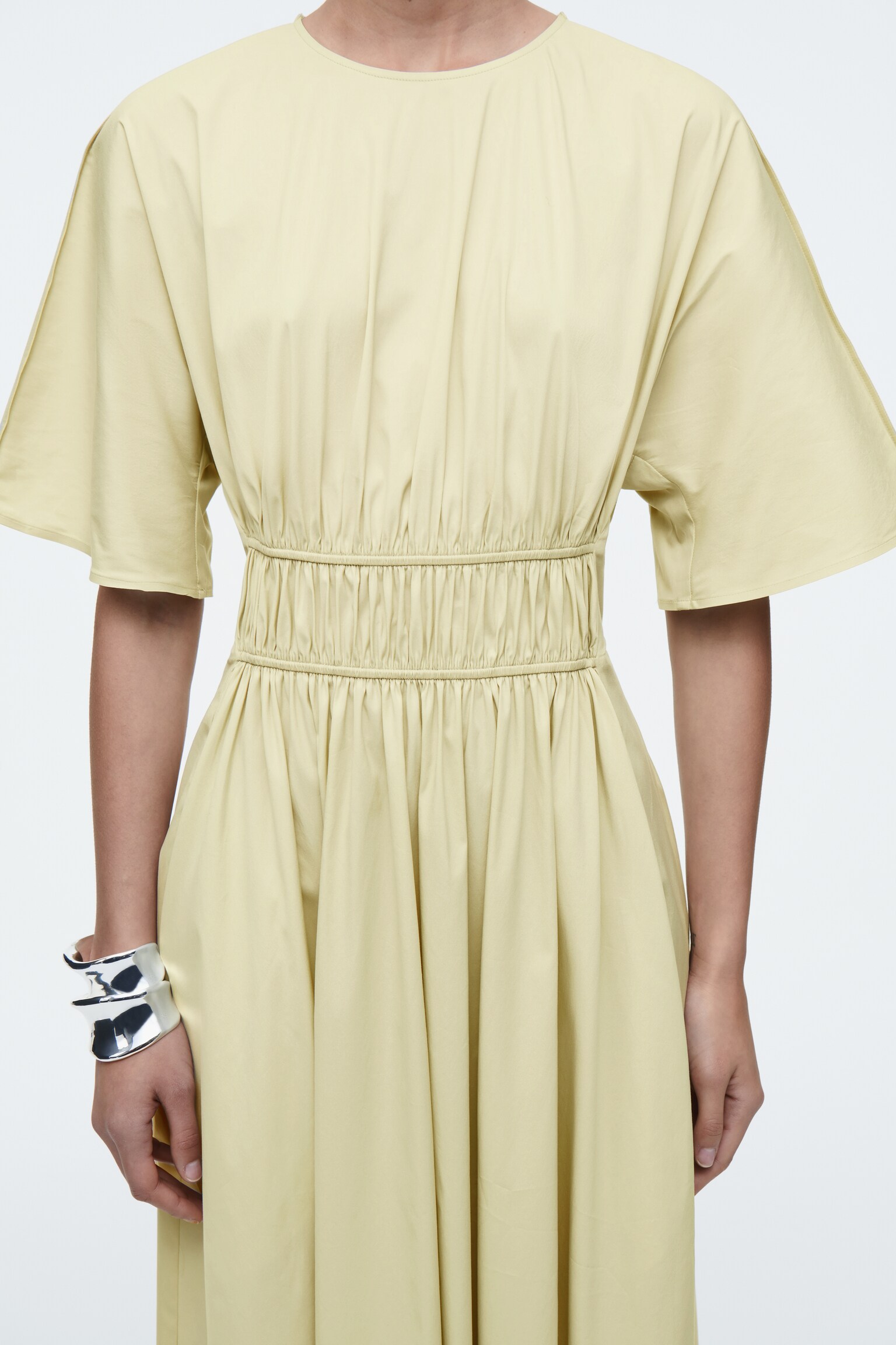 VESTIDO MIDI FRUNCIDO CON ESPALDA DESCUBIERTA - PISTACHO/NEGRO - 5