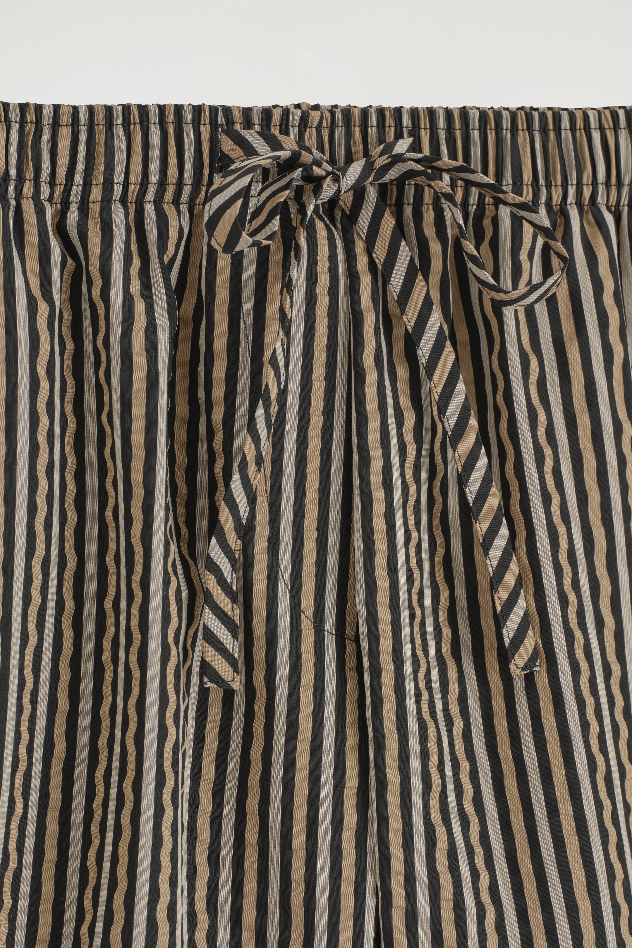 Ver imagem maior: CALÇÕES DE SEERSUCKER A RISCAS - CASTANHO / PRETO / AOS RISCAS - SENHORA | H&M PT 6