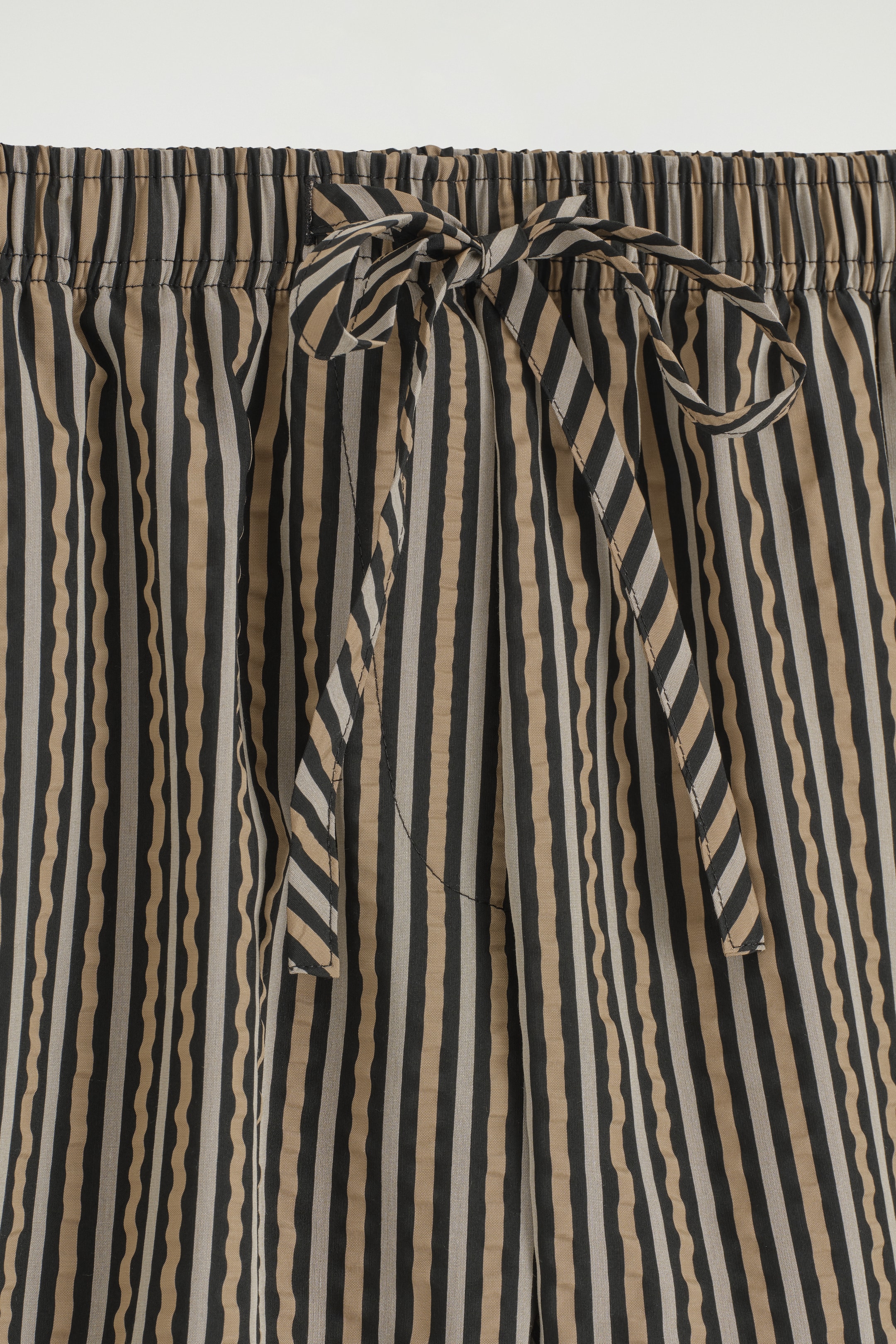Ingrandisci l'immagine: STRIPED SEERSUCKER SHORTS - BROWN / BLACK / STRIPED - DONNA | H&M CH 6