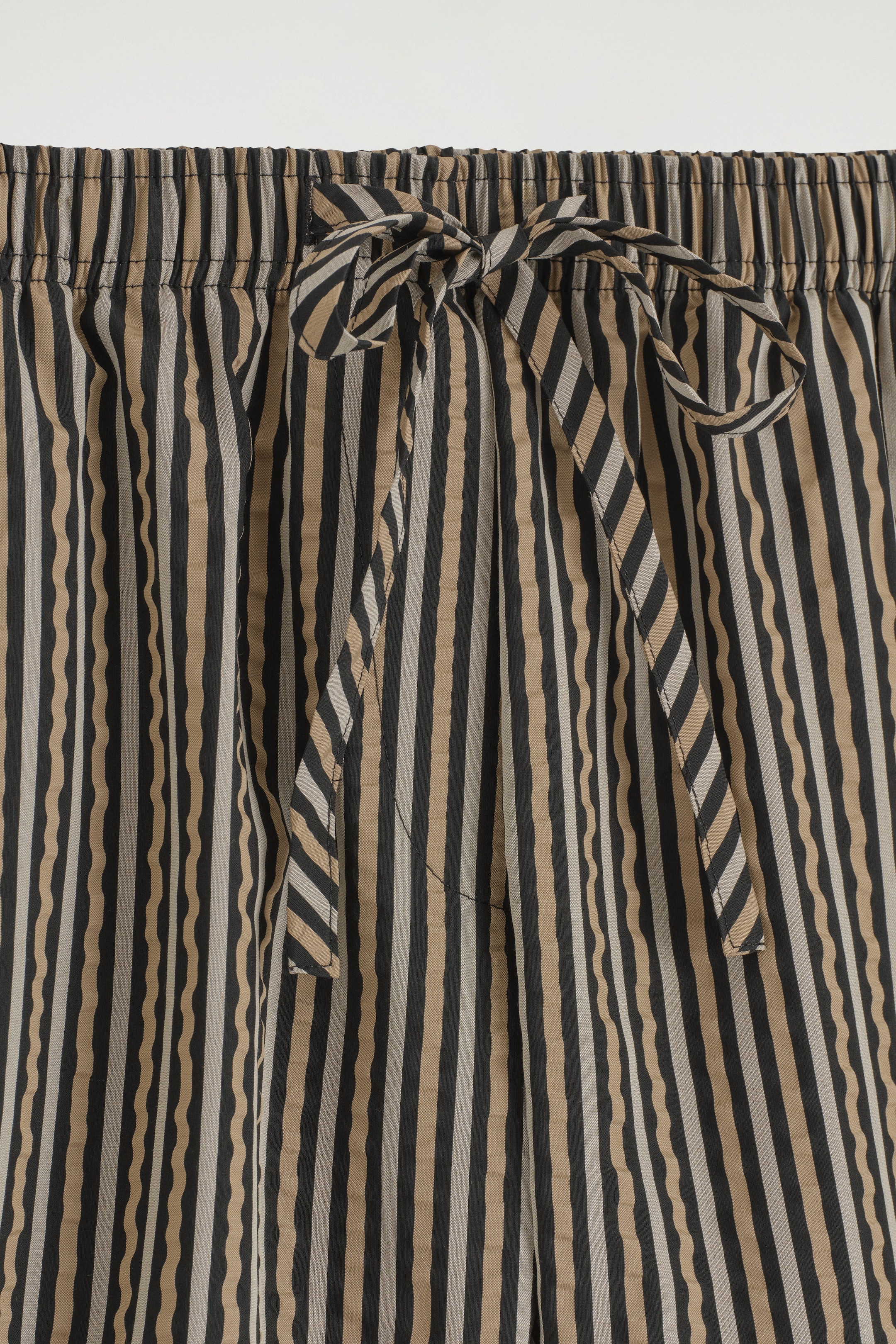 PANTALÓN CORTO DE RAYAS CON TEXTURA