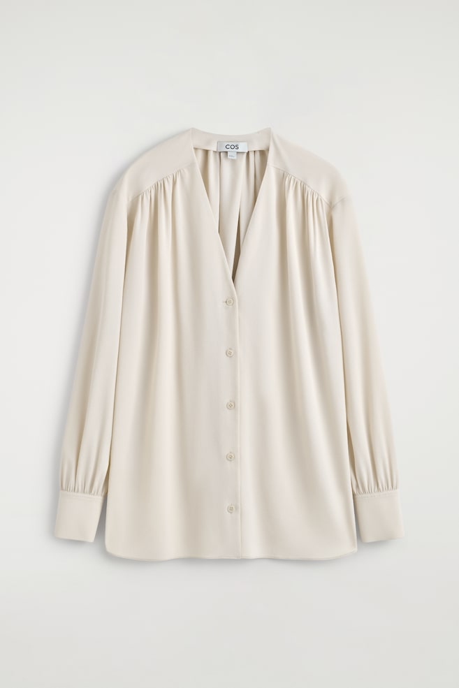 BLUSE MIT V-AUSSCHNITT UND RAFFUNGEN - HELLES BEIGE - 1