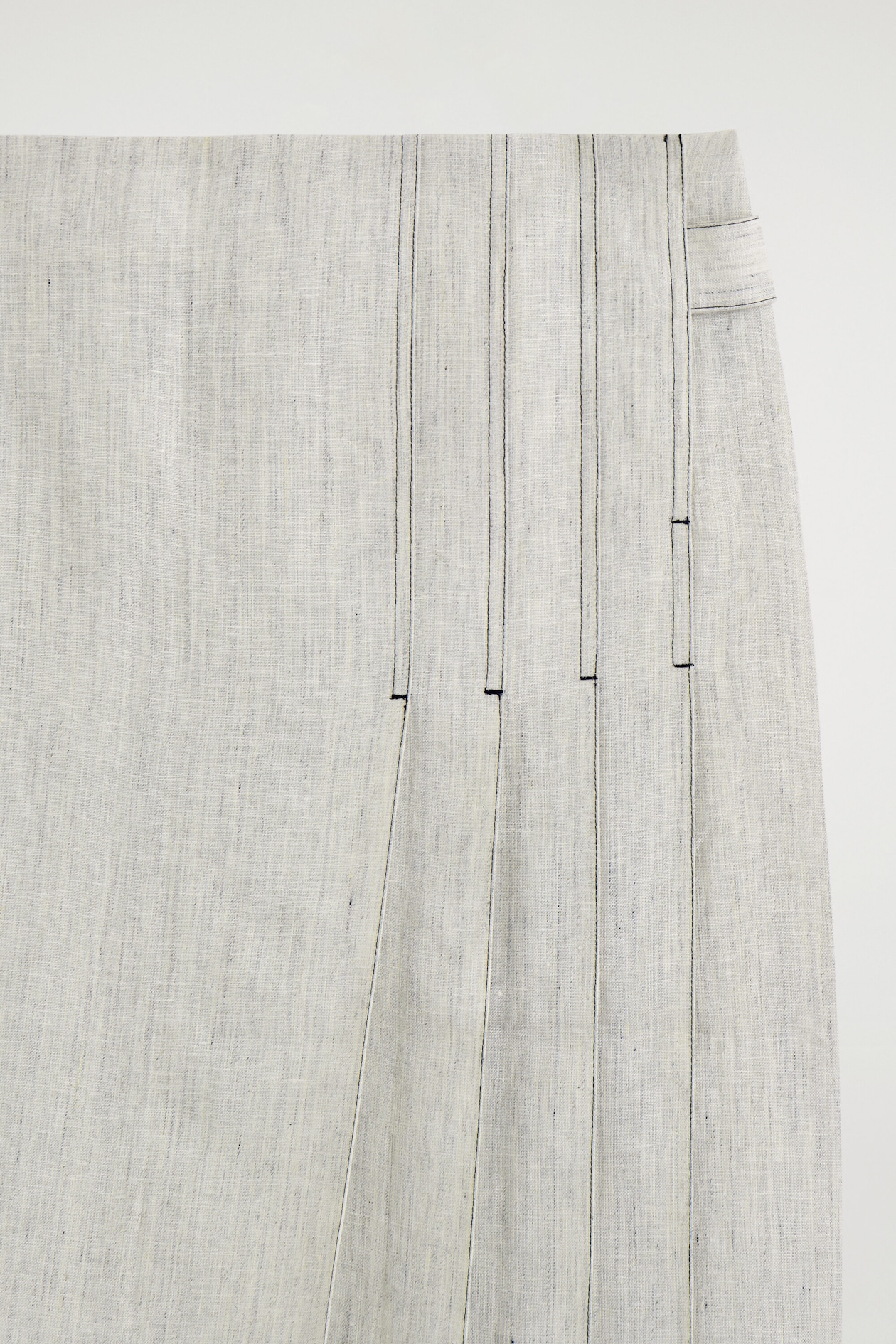 BELTED PLEATED LINEN MIDI SKIRT — LIGHT GRAY