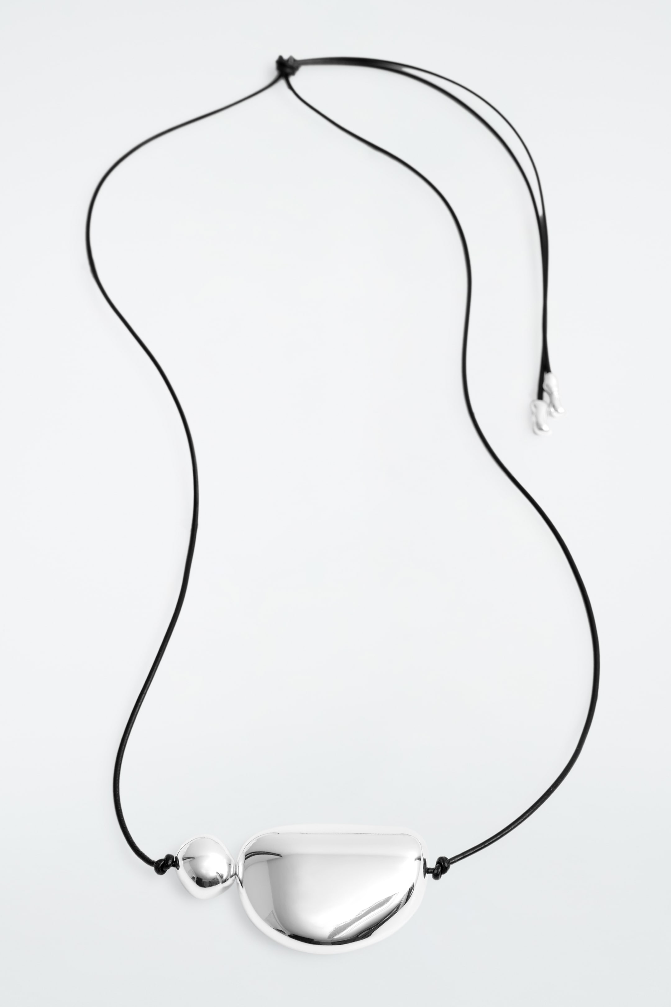 Visa större bild: HALSBAND MED LÄDERREM OCH STENFORMAT HÄNGE - SILVER - DAM | H&M SE 1