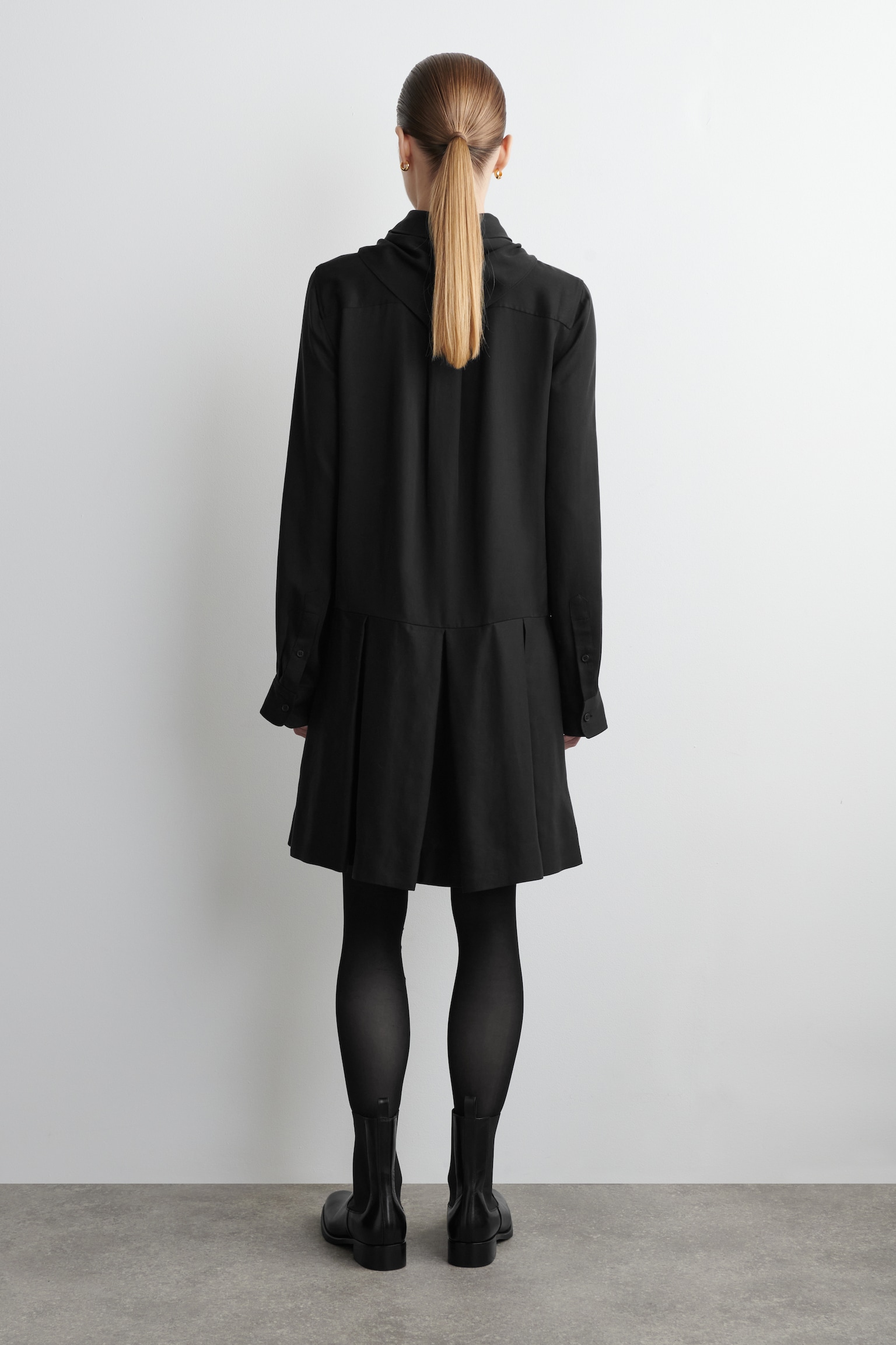 VESTIDO CORTO DE MANGA LARGA CON BUFANDA - NEGRO/MARRÓN - 4