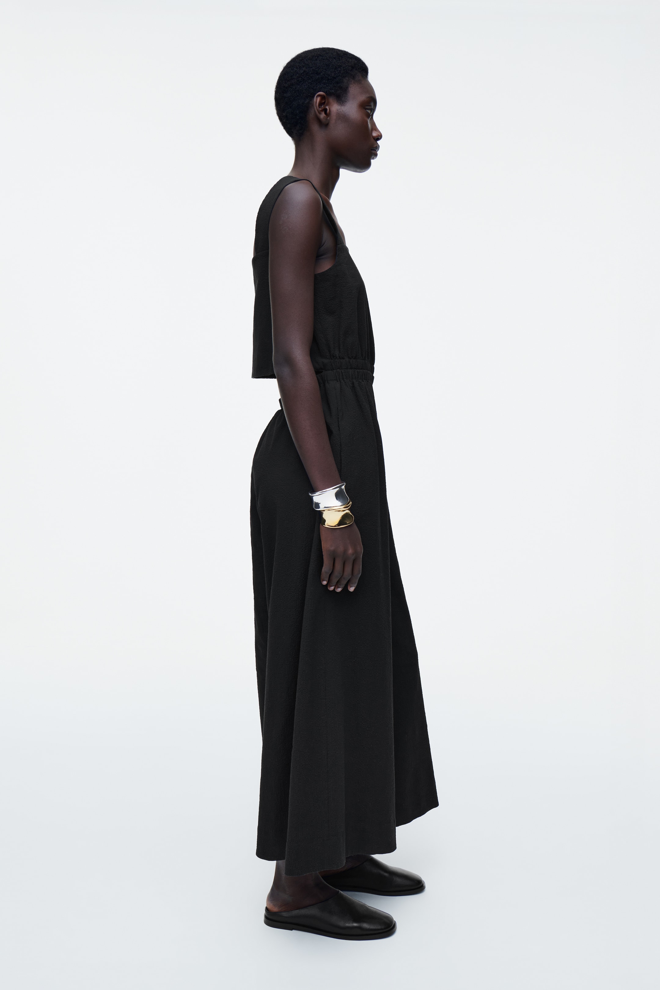 Visa större bild: JUMPSUIT I SEERSUCKER MED VIDA BEN & ÖPPEN RYGG - SVART - DAM | H&M SE 3