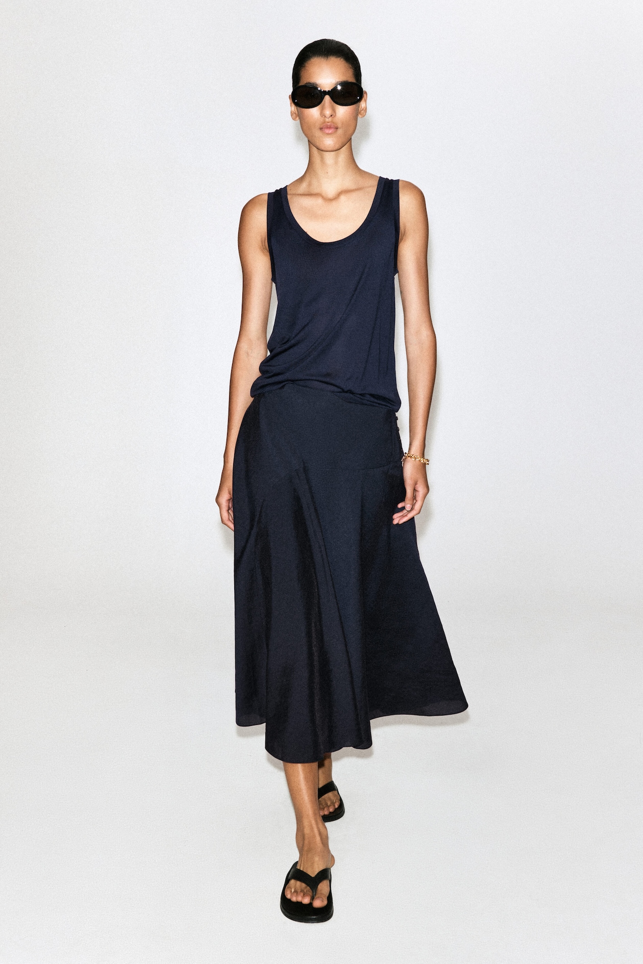 BUTTON-DETAIL FLUID MIDI SKIRT — NAVY