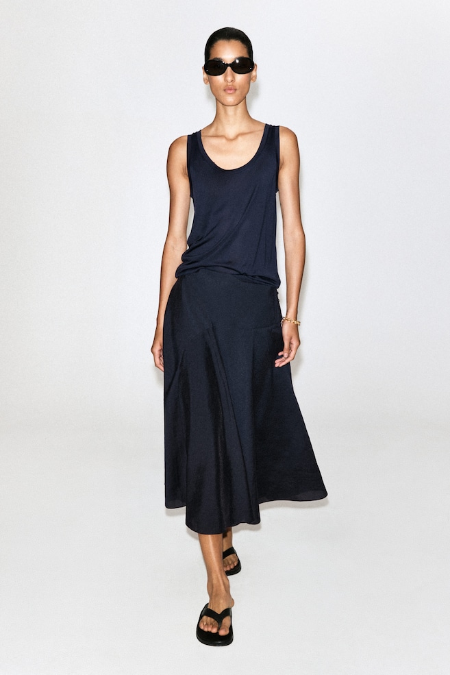 BUTTON-DETAIL FLUID MIDI SKIRT — NAVY