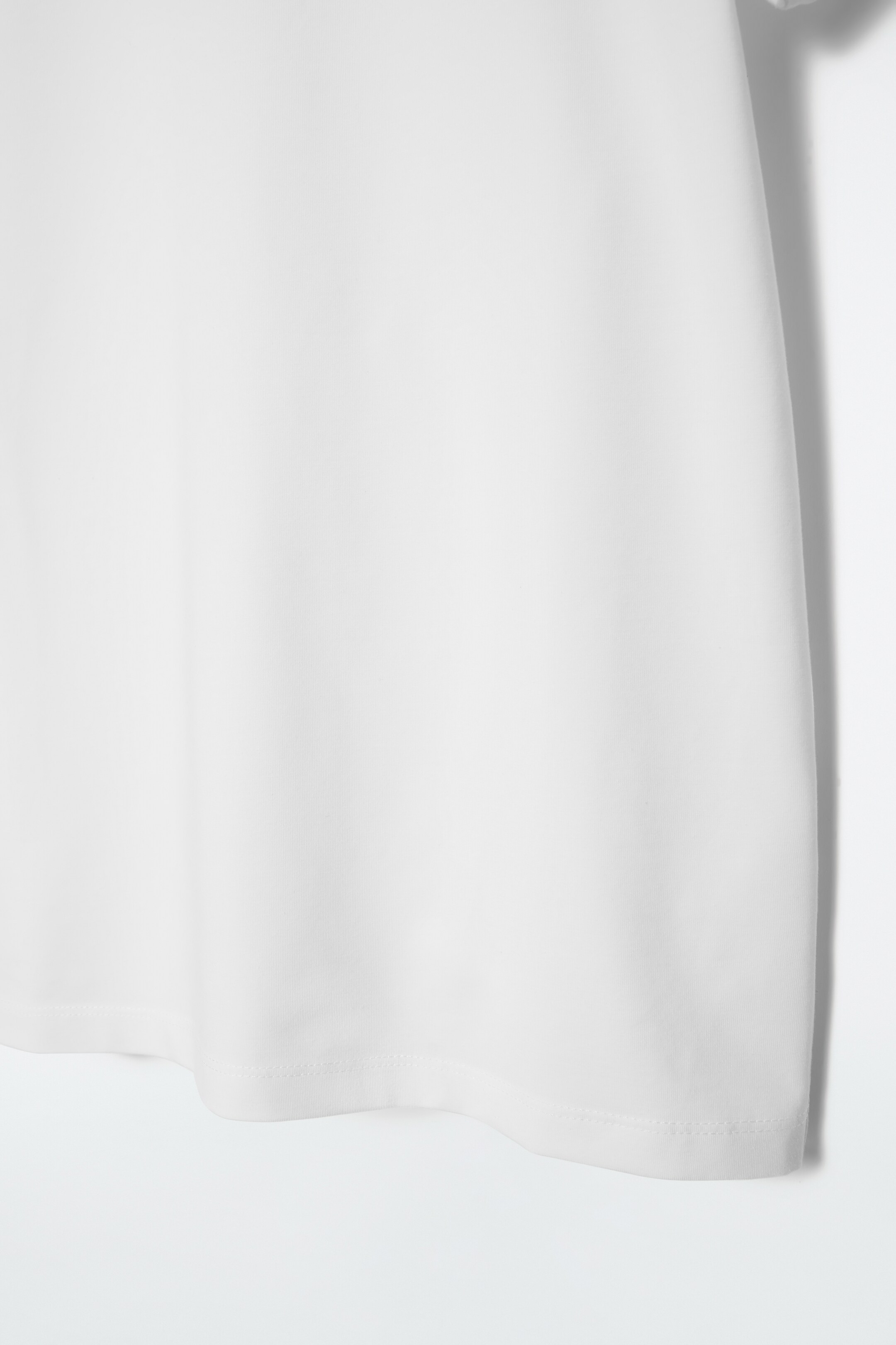 Grösseres Bild ansehen: LEICHT VERKÜRZTES SCHMAL GESCHNITTENES T-SHIRT - WEISS - DAMEN | H&M CH 3