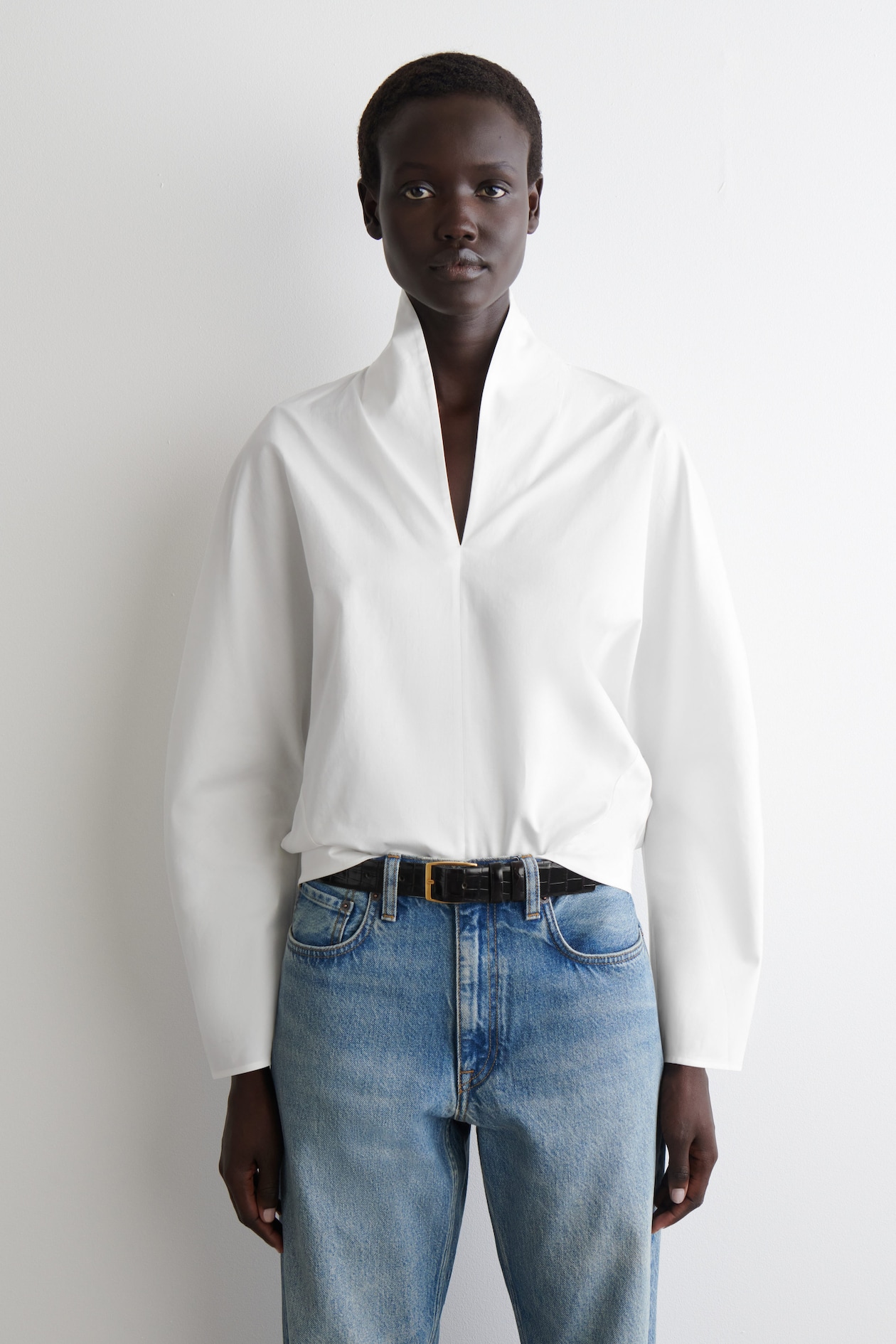 BLOUSE À COL DRAPÉ EN COTON - BLANC | COS
