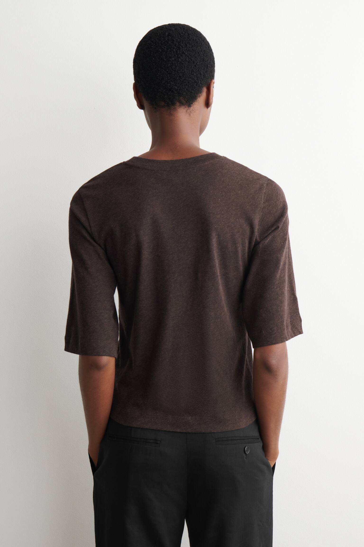 חולצת טישרט מבד כותנה - חום כהה/לבן / אדום / פסים - 4