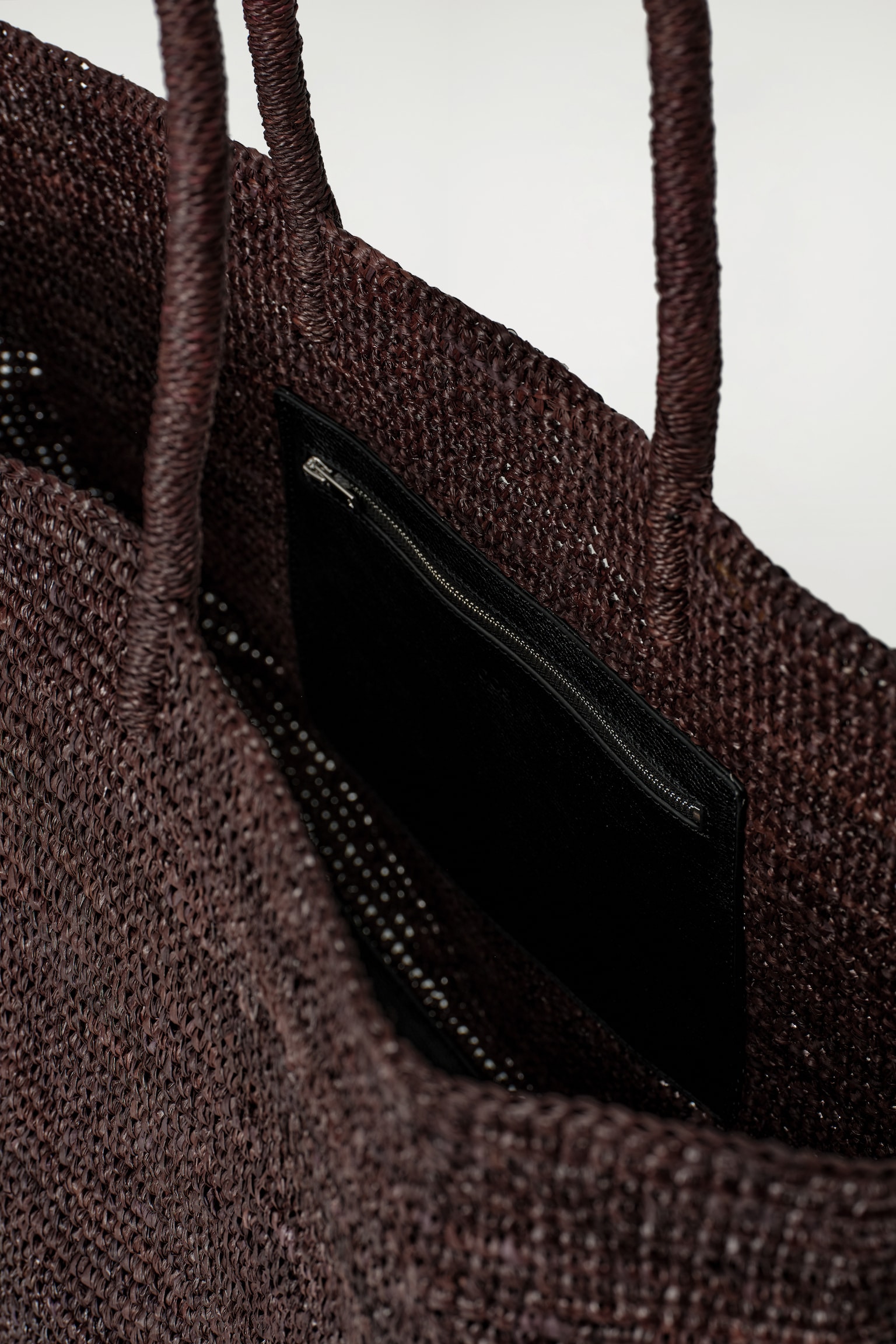 OVERSIZED HAND-WOVEN TOTE BAG - RAFFIA - DARK BROWN - 3